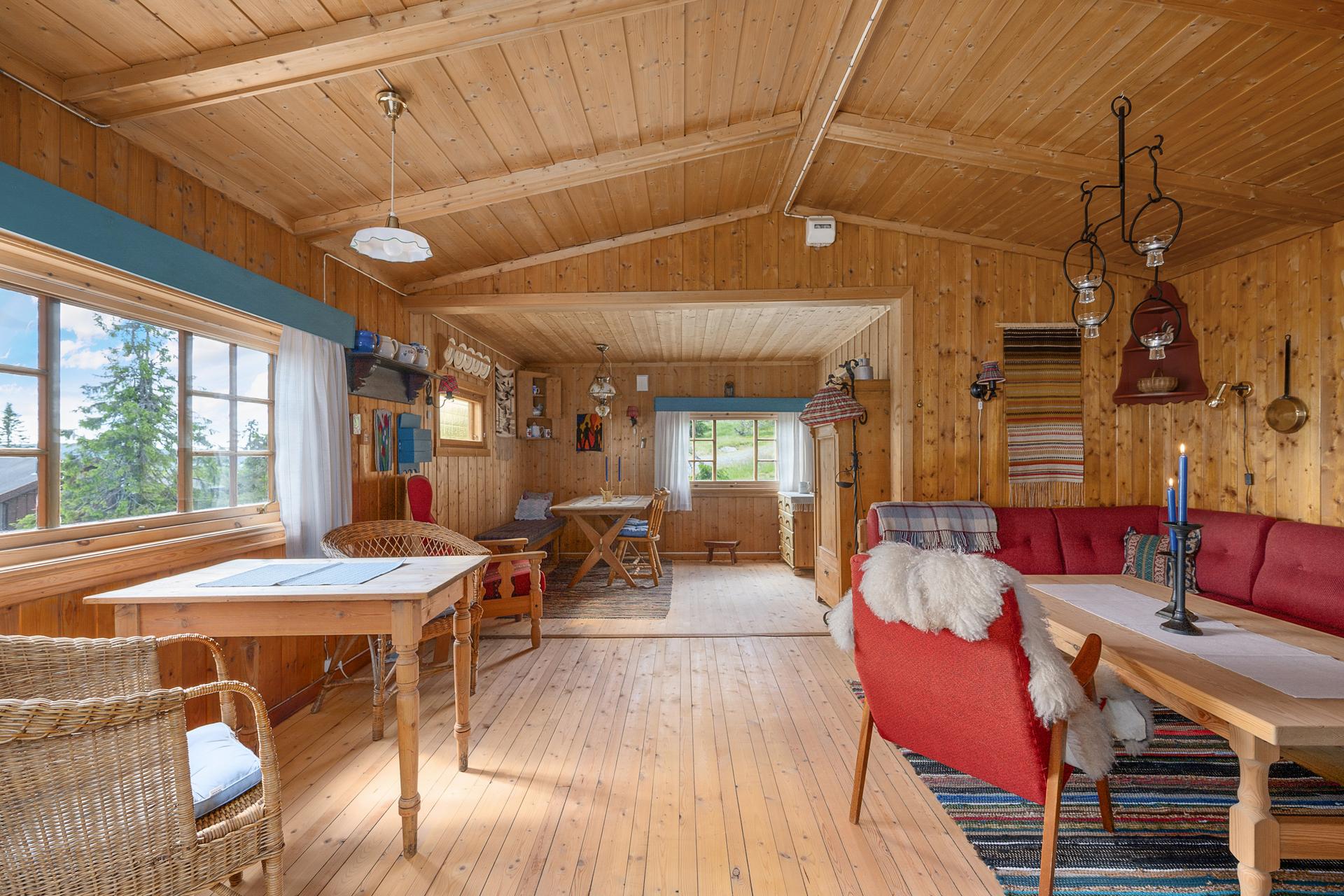 Lys og trivelig stue med store vindusflater som slipper inn godt med dagslys og bidrar til en god romfølelse. . Bilde nummer 3 av 3