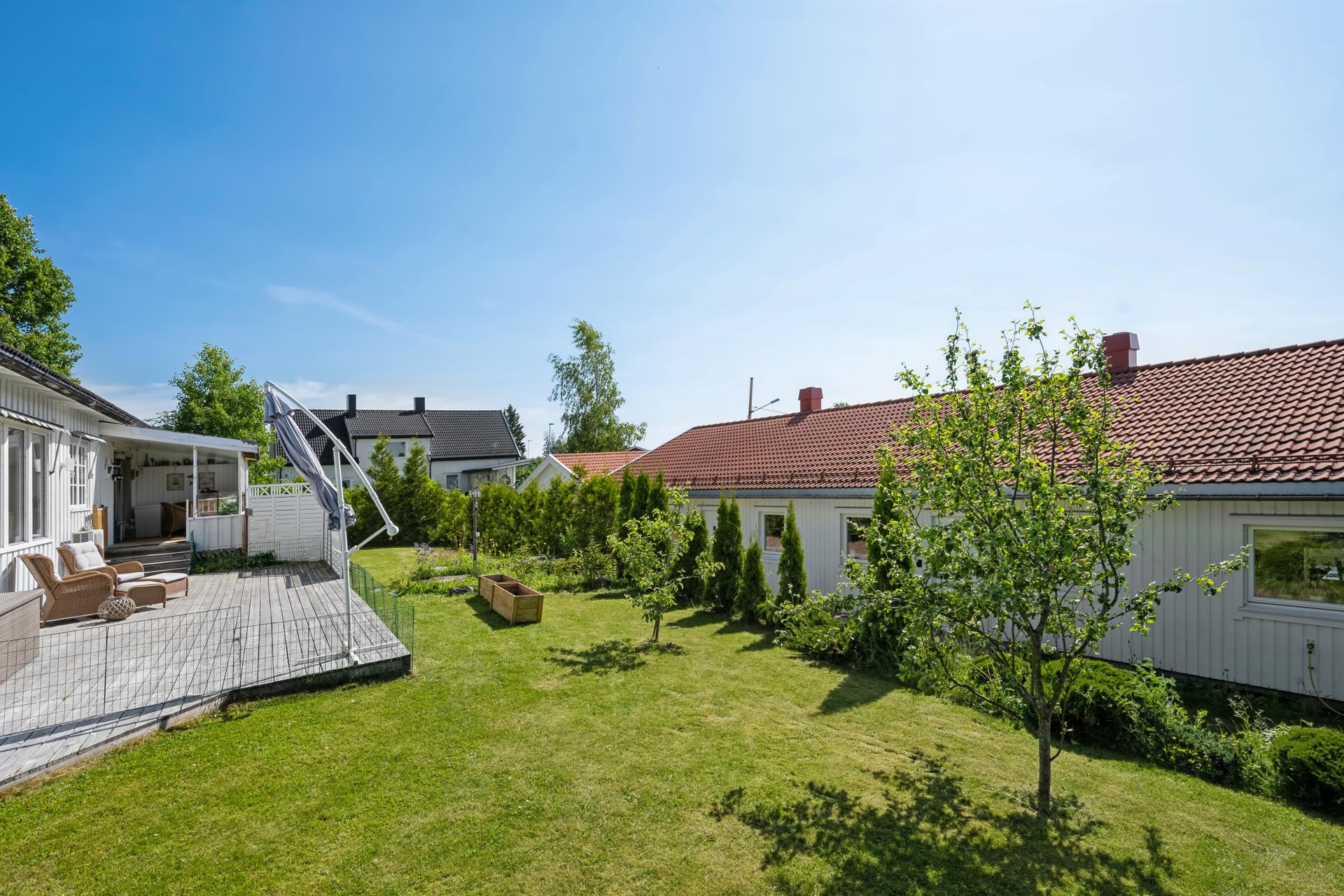 Den store tomten gir rikelig med uteplass for både lek og rekreasjon.. Bilde nummer 3 av 3