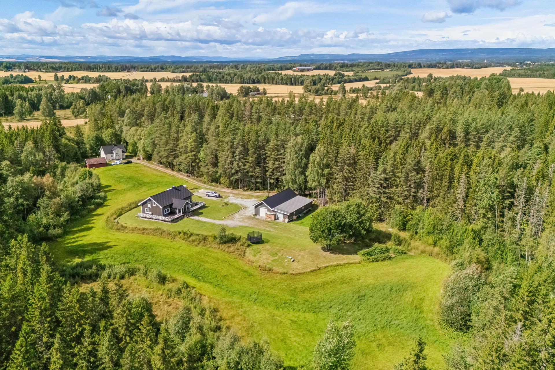 Velkommen til Trømnesvegen 72! Foto: Bente Nijora Aalberg - Efkt Norge AS. Småbruk på 16,8 mål med underkant av 4 mål skog, og i underkant av 9 mål fulldyrket jord. . Bilde nummer 2 av 3