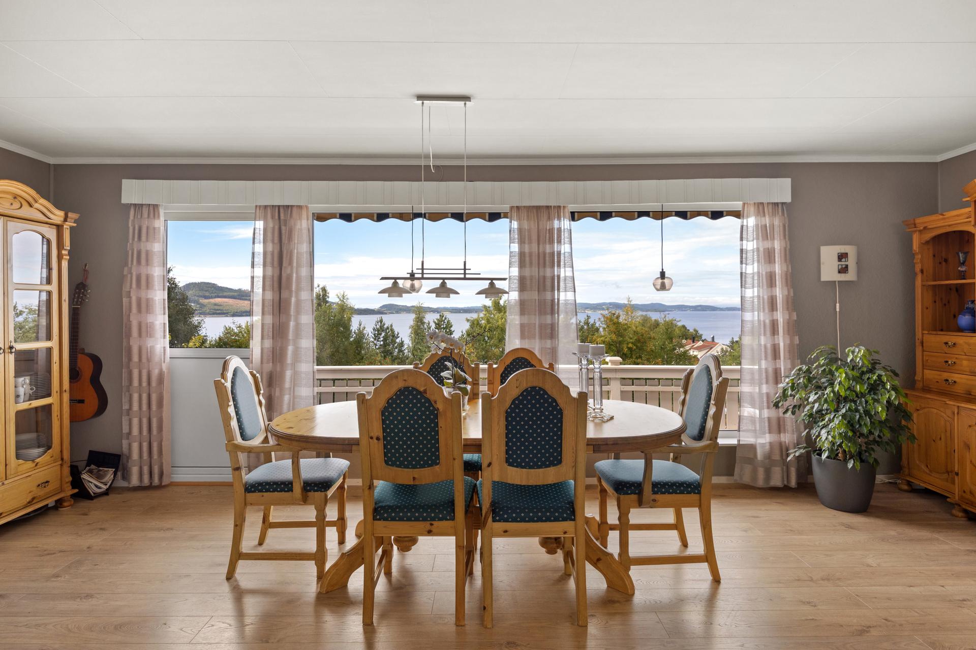 Vakker og vid utsikt over fjorden som kan nytes fra spisebordet! . Bilde nummer 3 av 3