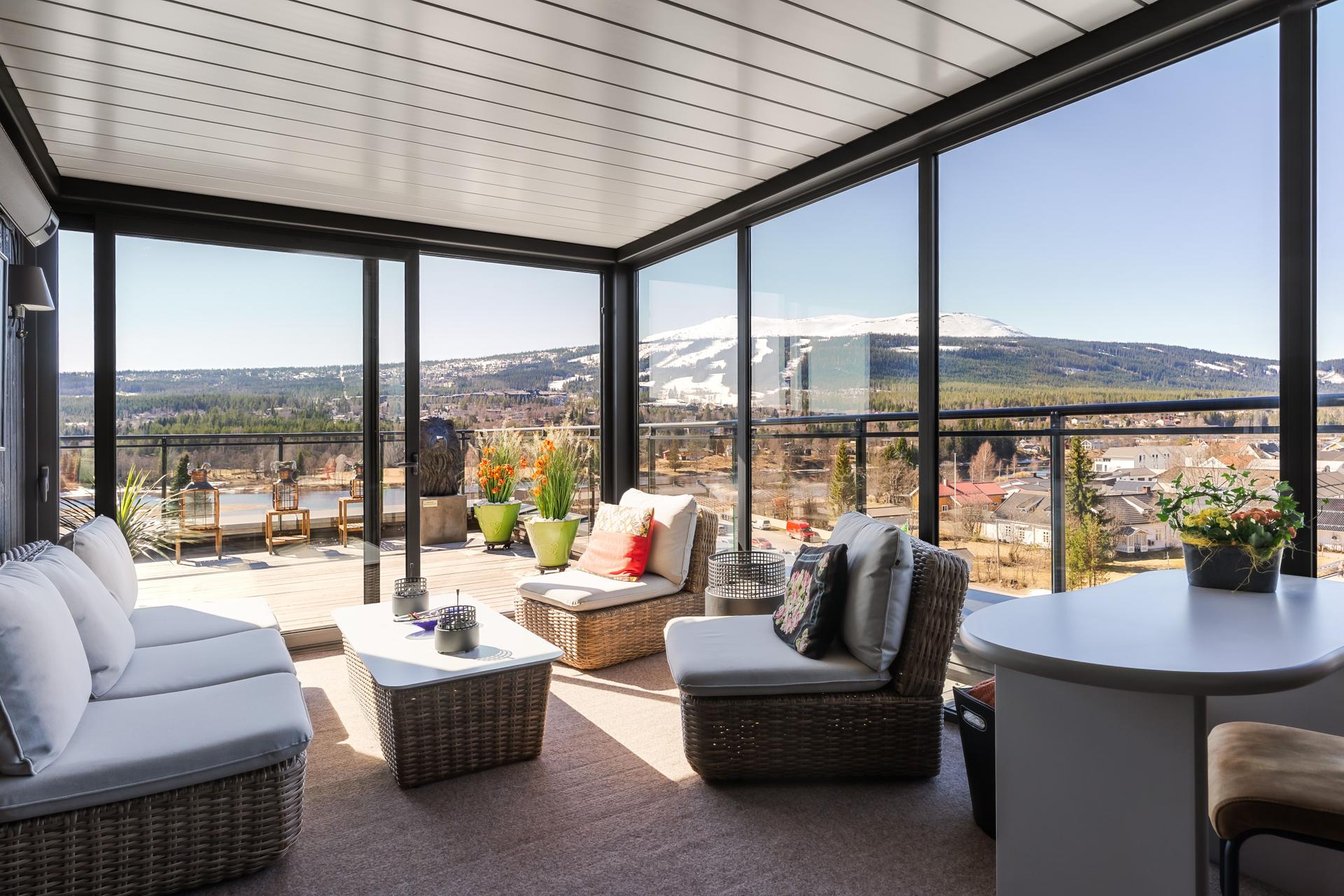 Her er det oppført en innglasset og isolert pergola på 16 kvm, med 2-lags glass, isolert tak og dobbel skyvedør.. Bilde nummer 3 av 3