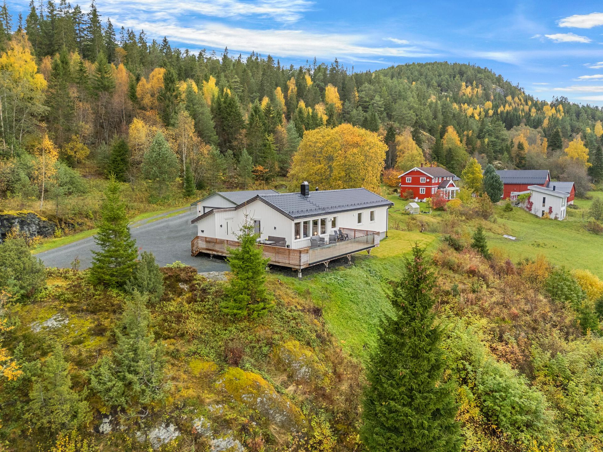Frittliggende enebolig på ett plan med landlig beliggenhet og vidstrakt utsikt over kulturlandskapet.. Bilde nummer 2 av 3