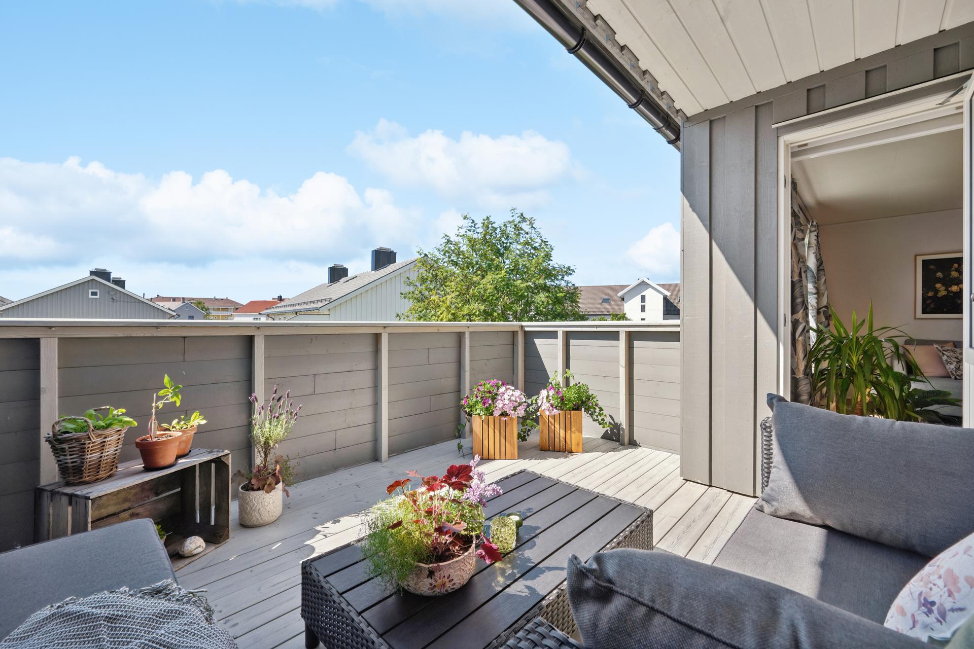 Herlig solforhold på balkongen som er vestvendt.. Bilde nummer 3 av 3