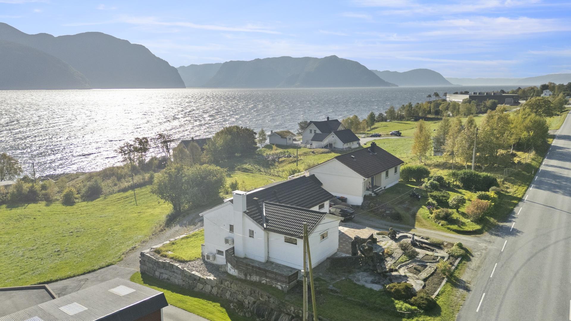 Velkommen til Kyrkjebøvegen 428 v/EiendomsMegler1 - foto levert av Photoevent. Bilde nummer 1 av 3