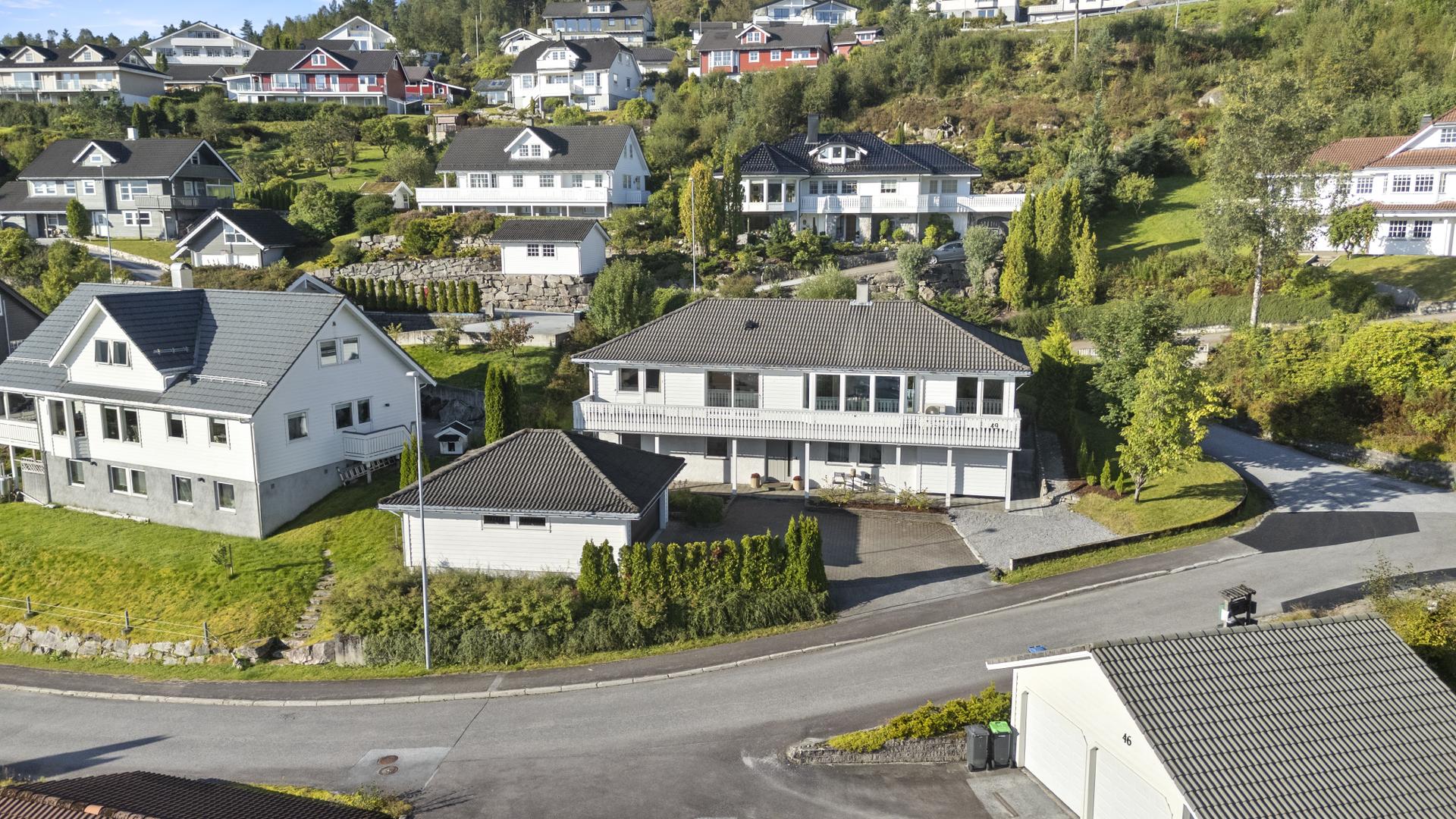 Eigedomen ligg i eit etablert og barnevennleg bustadområde i Slåttebakkane. . Bilde nummer 3 av 3