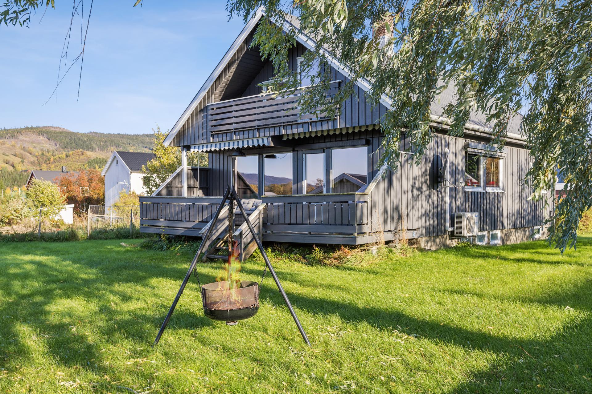 Stor og frodig hage med gressplen som gir gode muligheter for lek, aktivitet og hyggelige uteopphold.. Bilde nummer 3 av 3