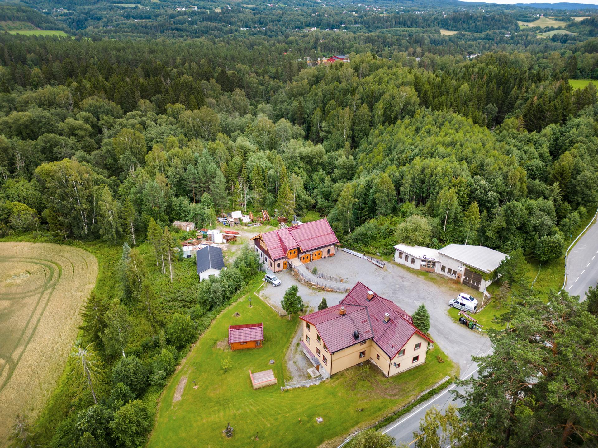 Velkommen til Eggemoveien 1 - En stor eiendom med flere bygninger  Foto: Normann Foto AS v/Morten Normann Larsen. Bilde nummer 1 av 3