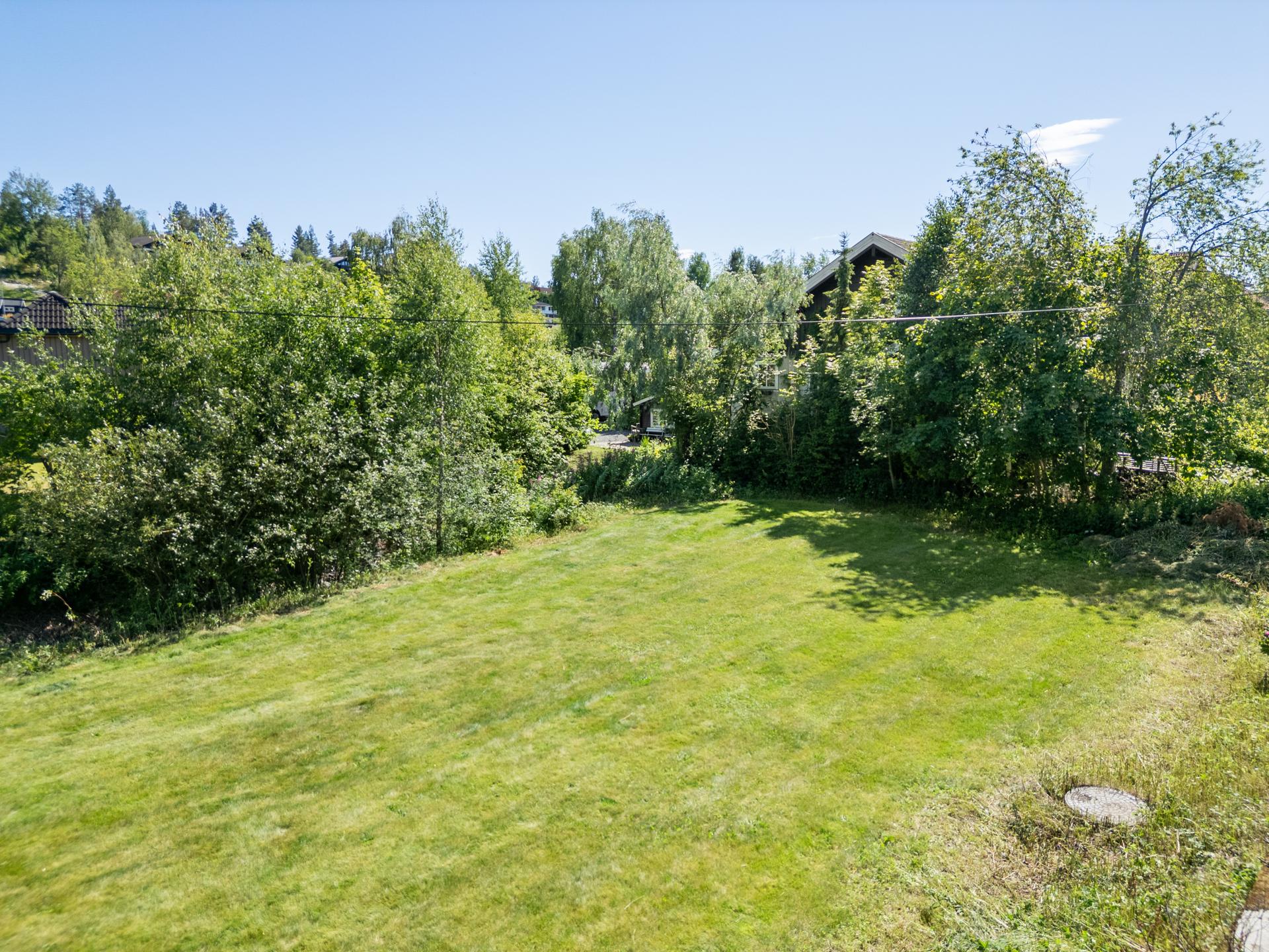 Tomt i et rolig og etablert område med kort vei til Kongsberg sentrum. . Bilde nummer 2 av 3