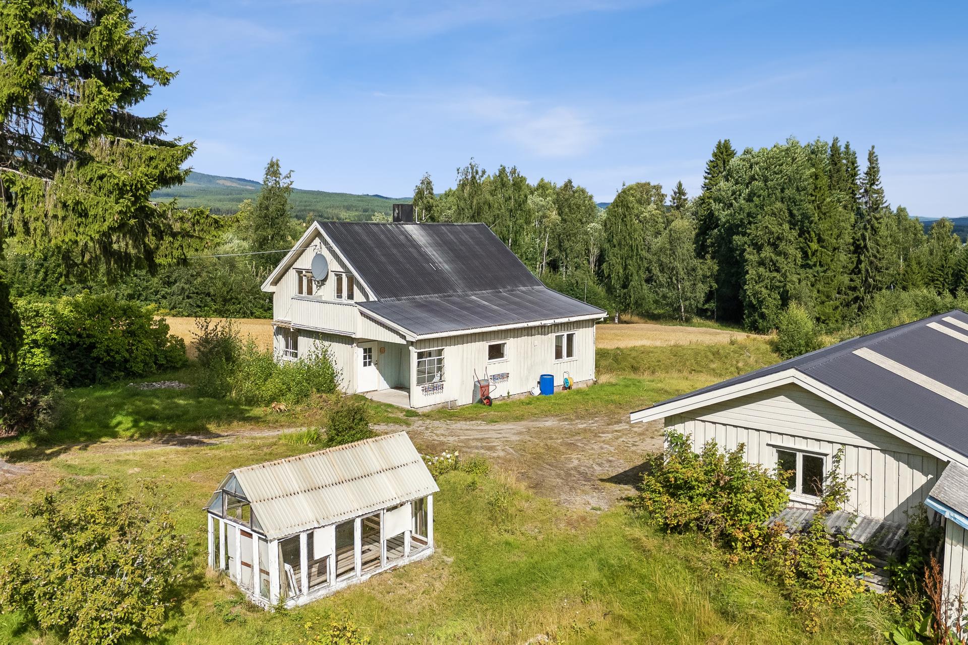 Eiendommen ligger i landlige og rolige omgivelser i Våler kommune.. Bilde nummer 2 av 3