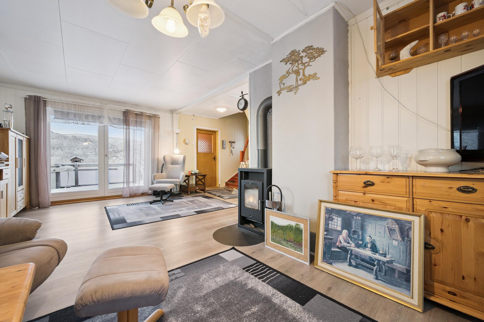 I stuen er det plass for å møblere med flere sosiale soner og et er utgang til terrasse . Bilde nummer 3 av 3