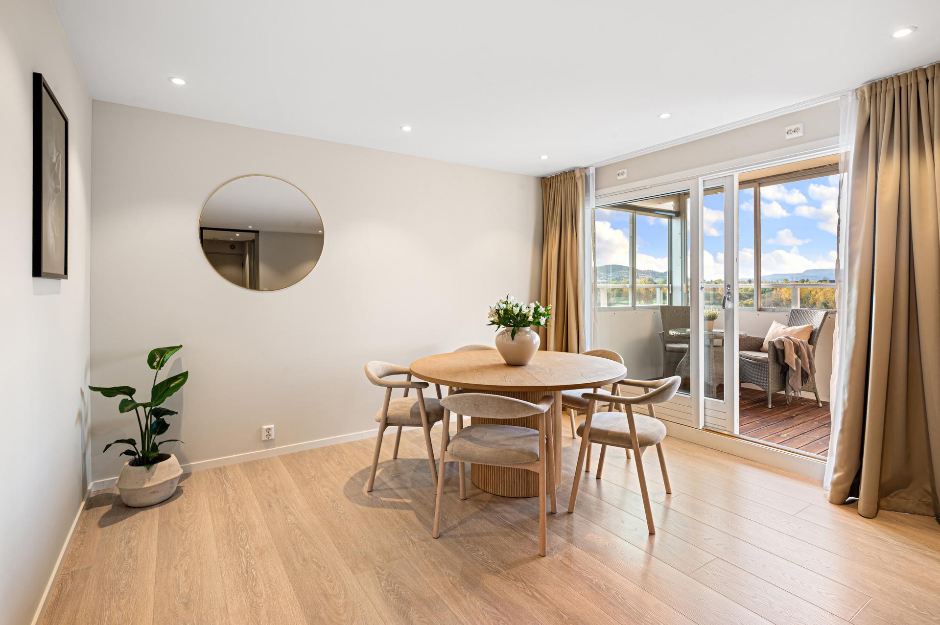 Leiligheten skiftet overflater i 2022 med nye overflater og gulv. Downlights i himling. Fra stua er det utgang til innglassert balkong. . Bilde nummer 3 av 3