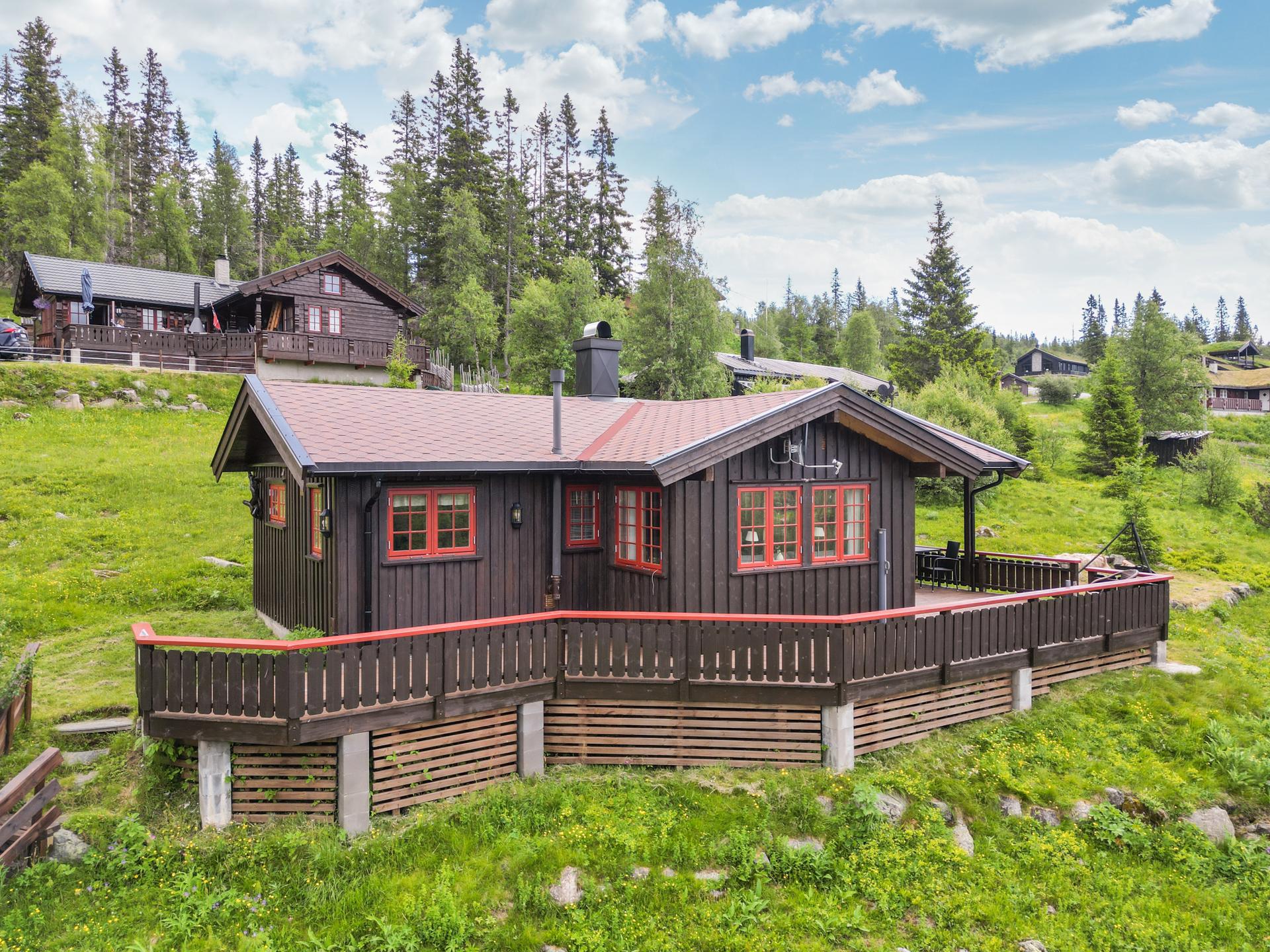Hytta ligger fint til som del av et hyggelig hyttefelt med adkomst via bom, og med panoramautsikt mot blant annet Gaustaknea og omegn.. Bilde nummer 2 av 3
