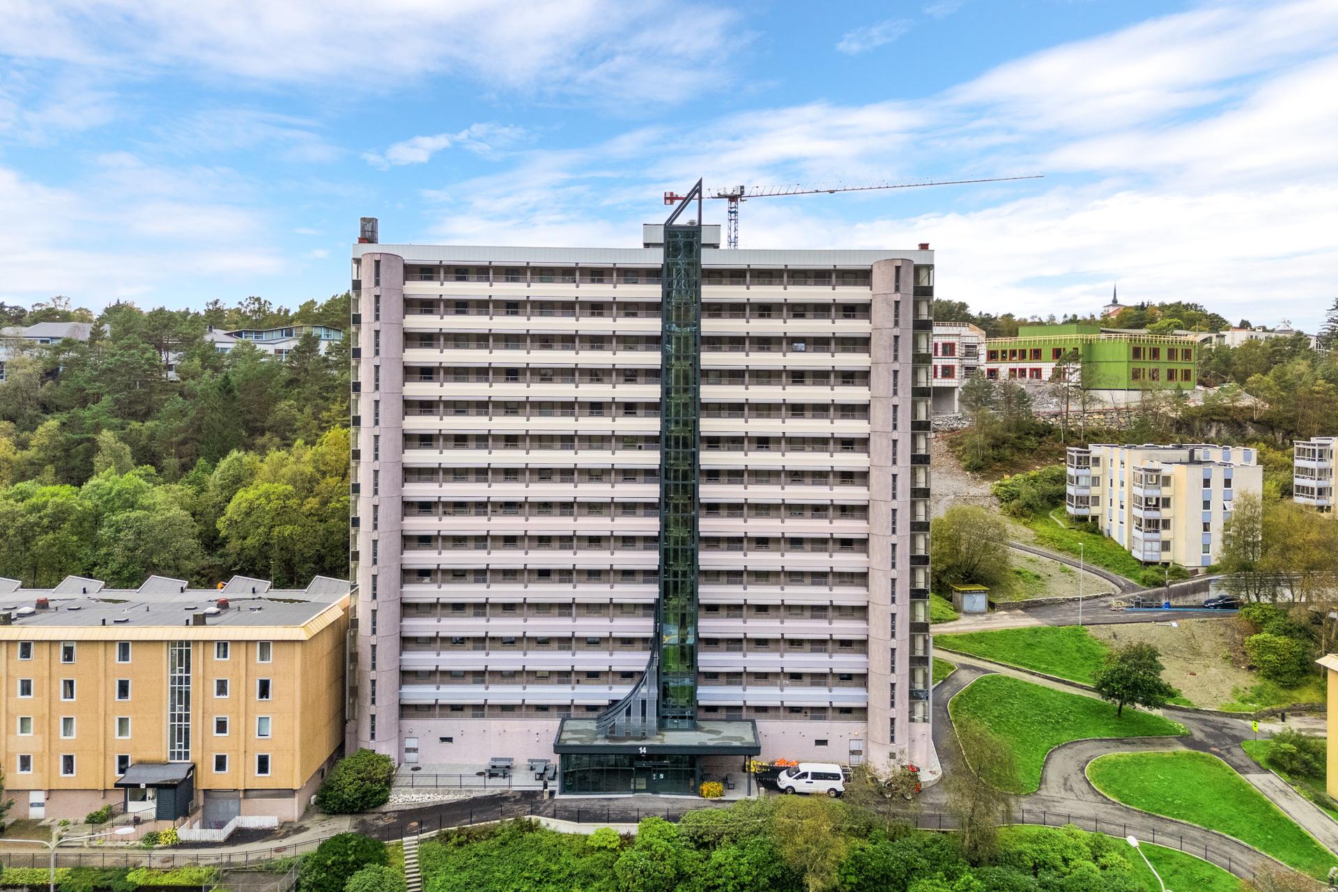 Andelsleilighet i 9. etasje med heisadkomst og innglasset balkong.. Bilde nummer 2 av 3
