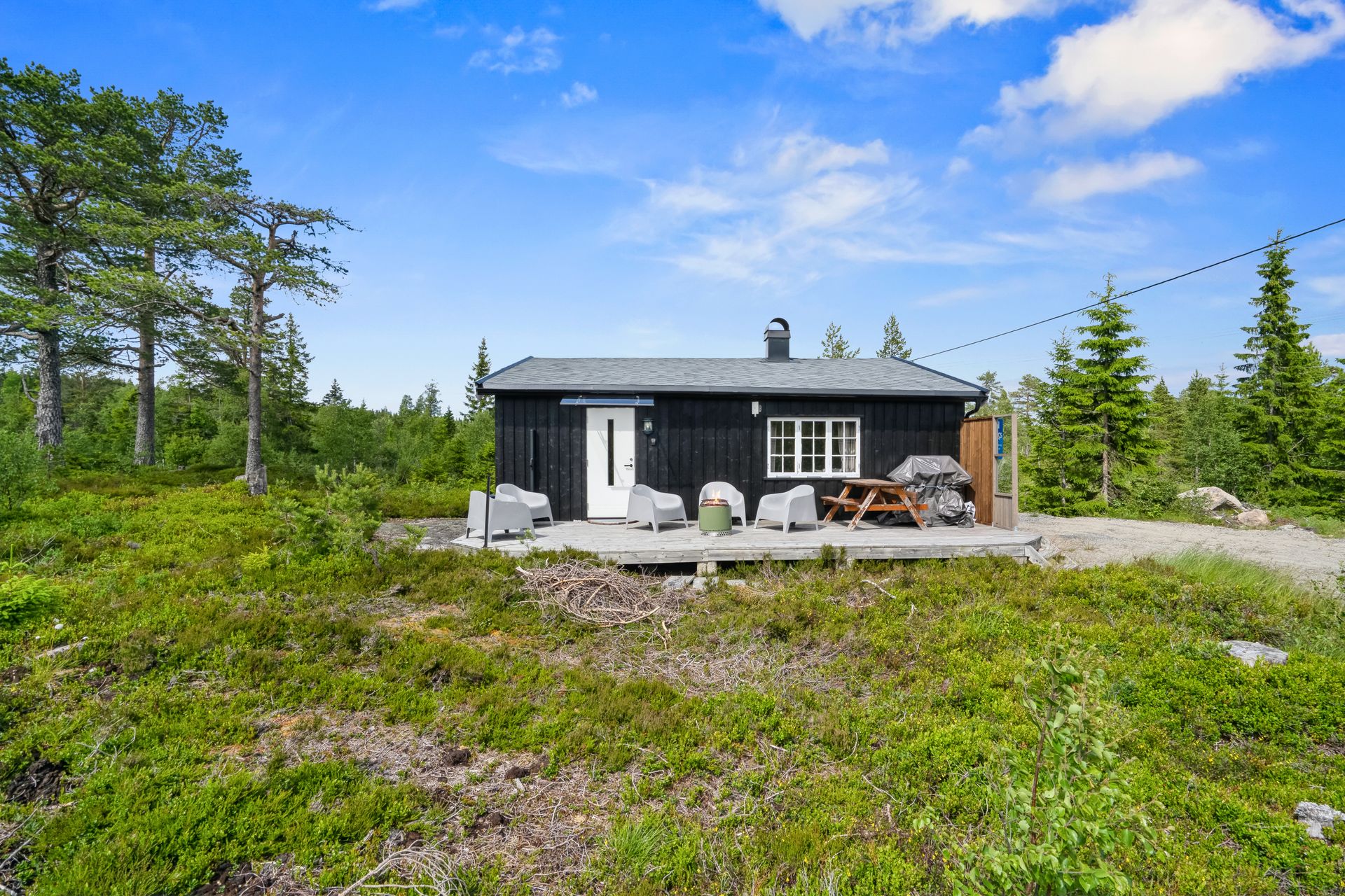 Bilvei frem til hytteveggen - hele året. Bilde nummer 2 av 3