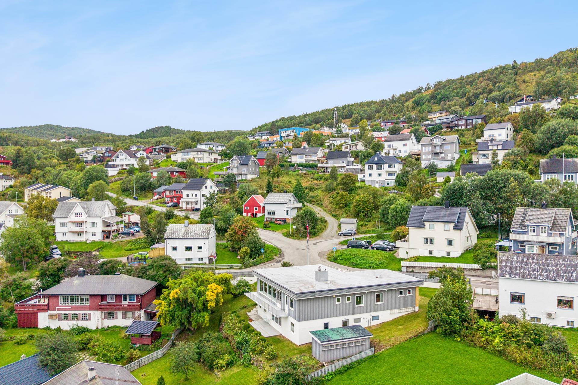 En nydelig funkisbolig med flott plen rundt hvor barna kan boltre seg.. Bilde nummer 2 av 3