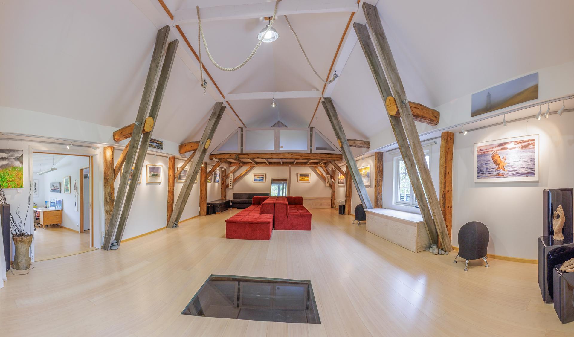 Her er det en boligdel, samt næringsdel med galleri/studio/kontor. Bilde nummer 2 av 3