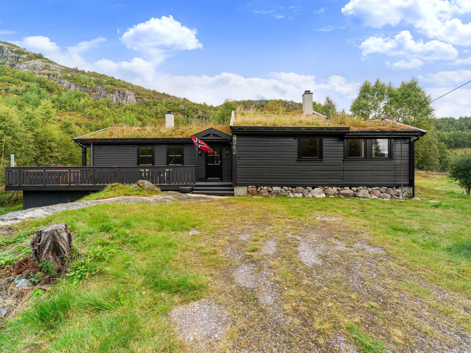 Innholdsrik hytte med enkel adkomst, stor terrasse og parkering rett utenfor døren.. Bilde nummer 2 av 3