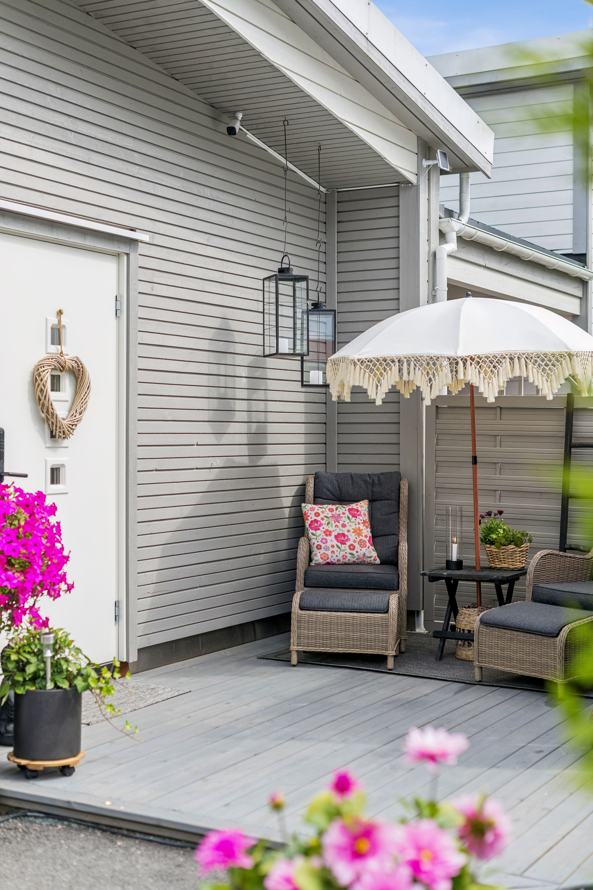 Malt inngangsdør med glassfelt og adkomst til en stor terrasse på 35 m².. Bilde nummer 3 av 3