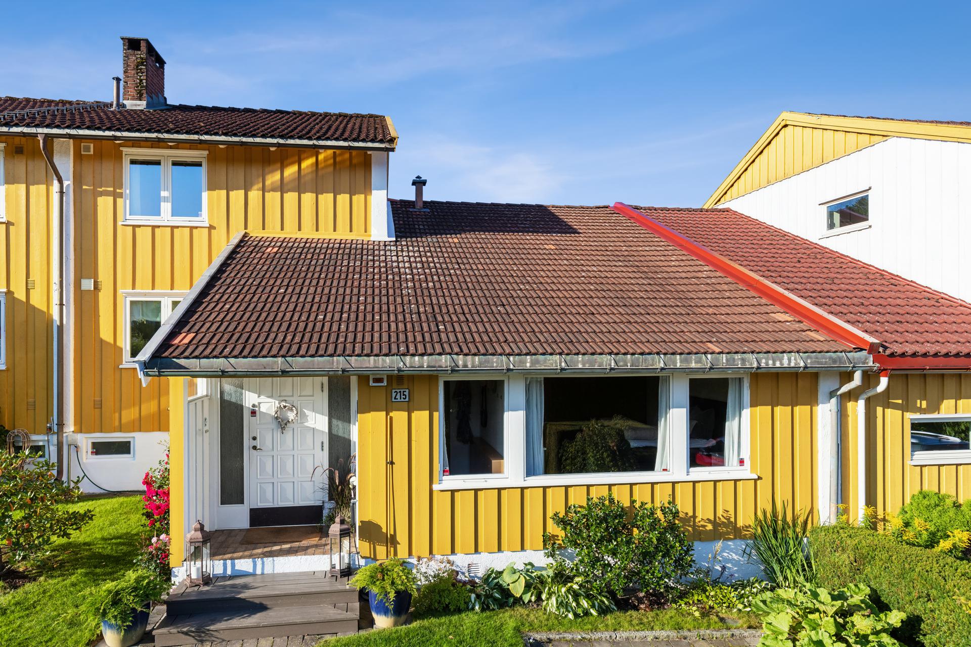 Man ønskes velkommen fra et hyggelig og pent opparbeidet inngangsparti.. Bilde nummer 2 av 3
