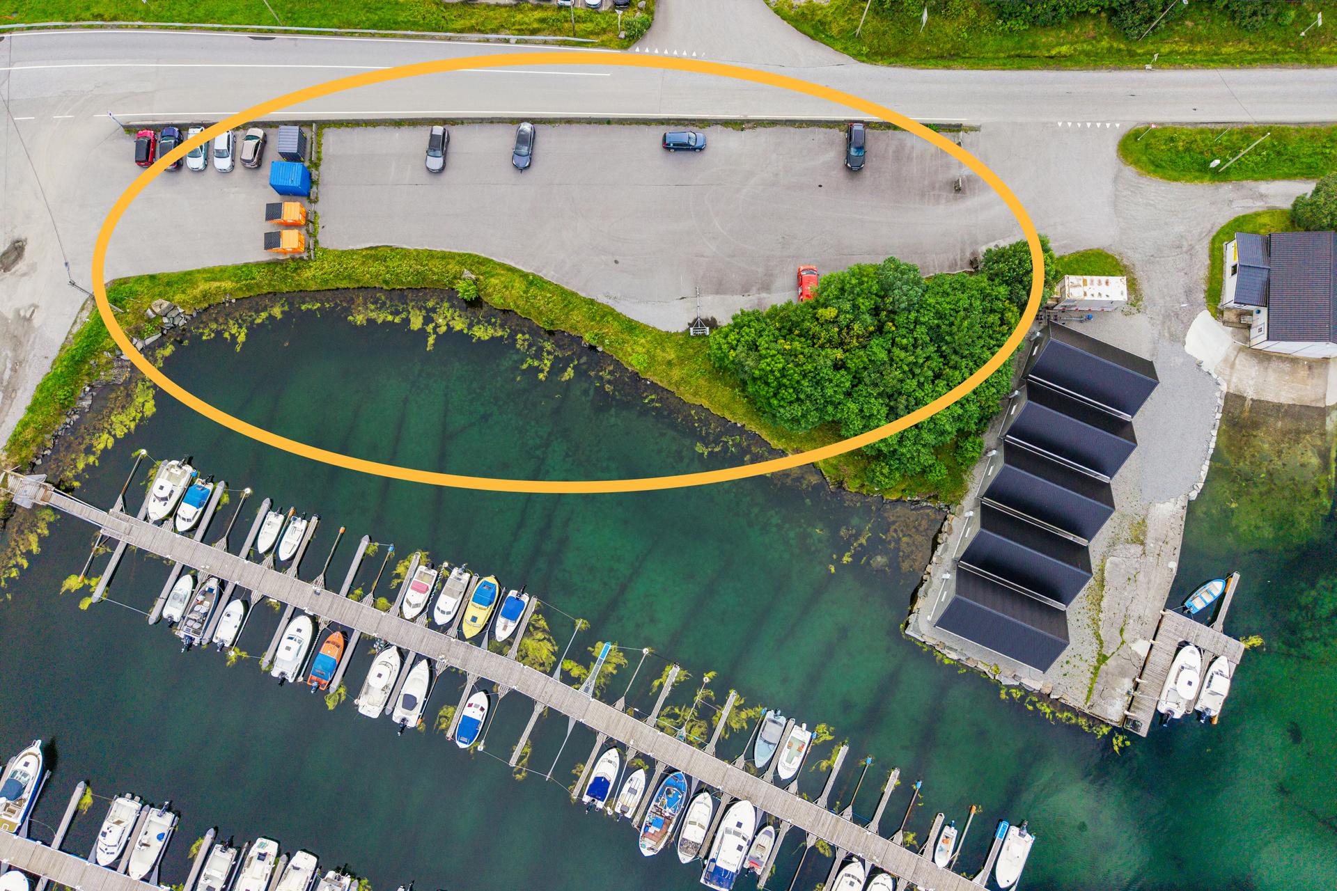 Maritim beliggenhet med småbåthavnen som nærmeste nabo.. Bilde nummer 2 av 3