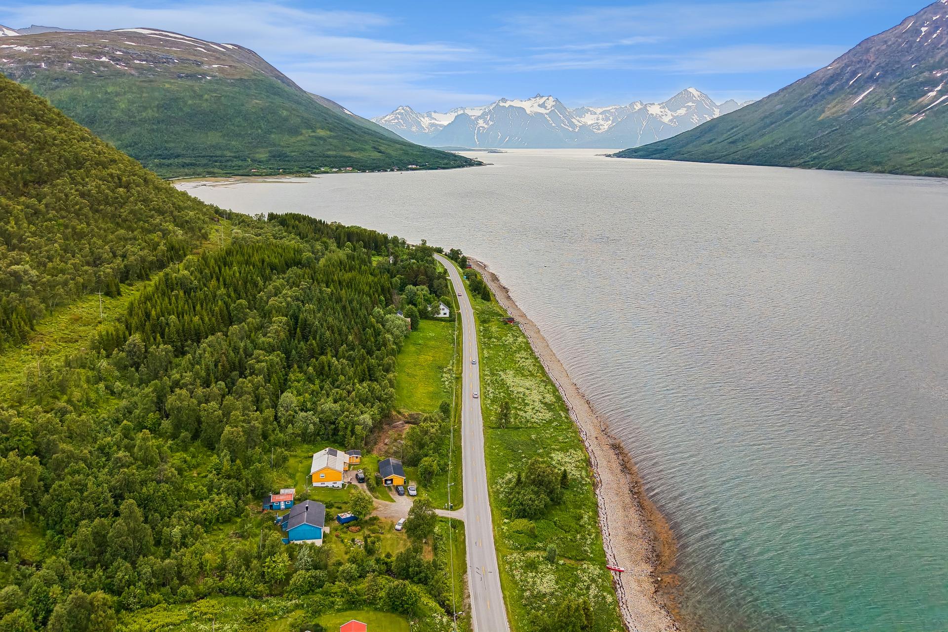 Eiendommen ligger vakkert til ved Lyngenfjorden, omgitt av storslått nordnorsk natur.. Bilde nummer 3 av 3