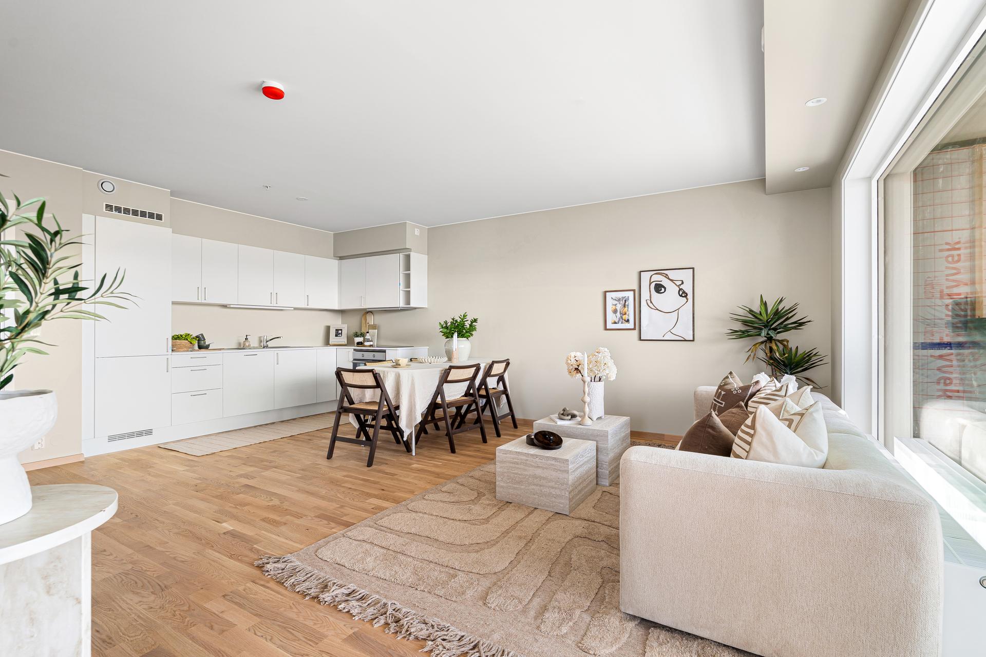 Leiligheten er oppgradert med downlights på stuen . Bilde nummer 3 av 3