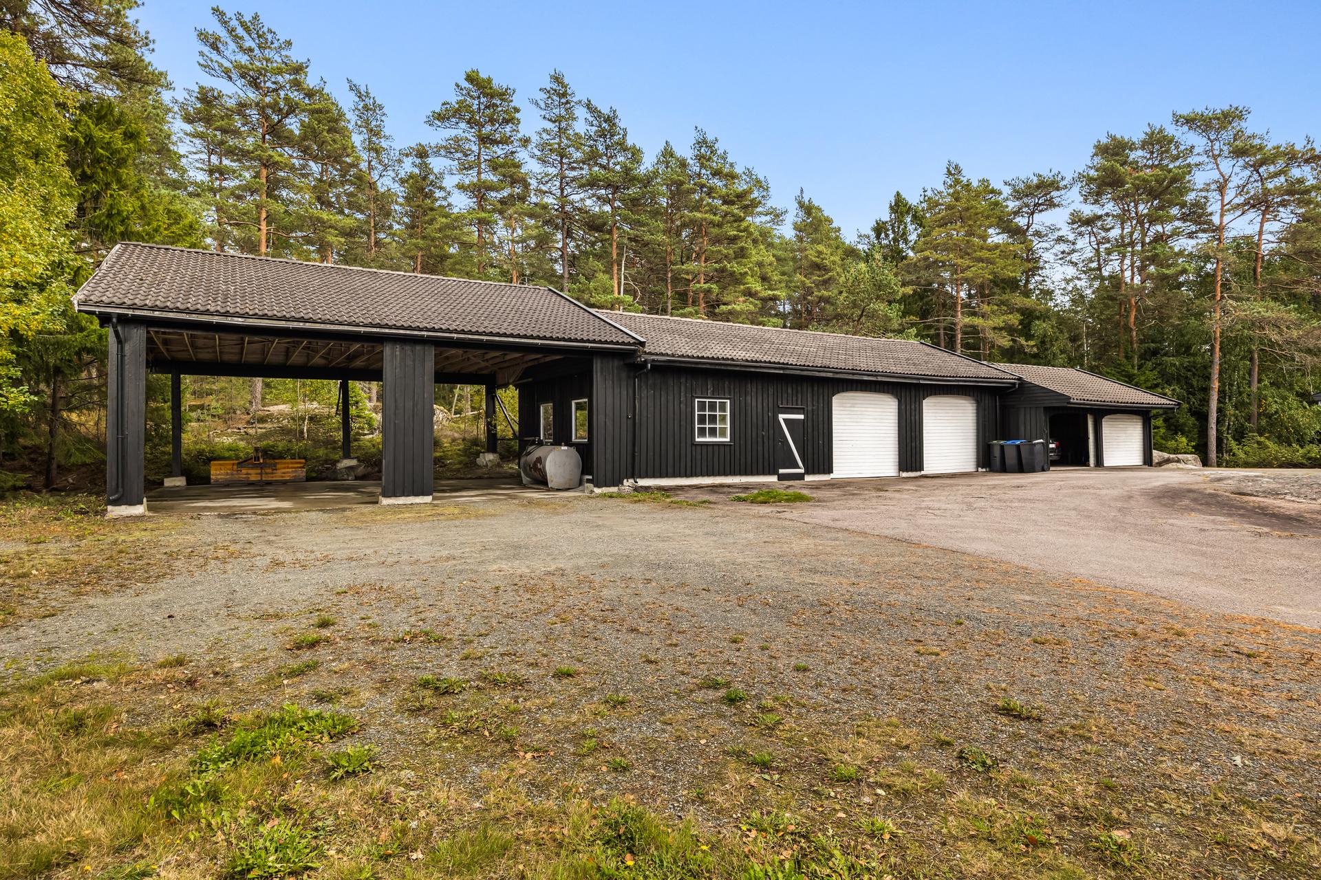 Garasjeanlegg med carport og god plass til bil, hobby og oppbevaring.. Bilde nummer 2 av 3