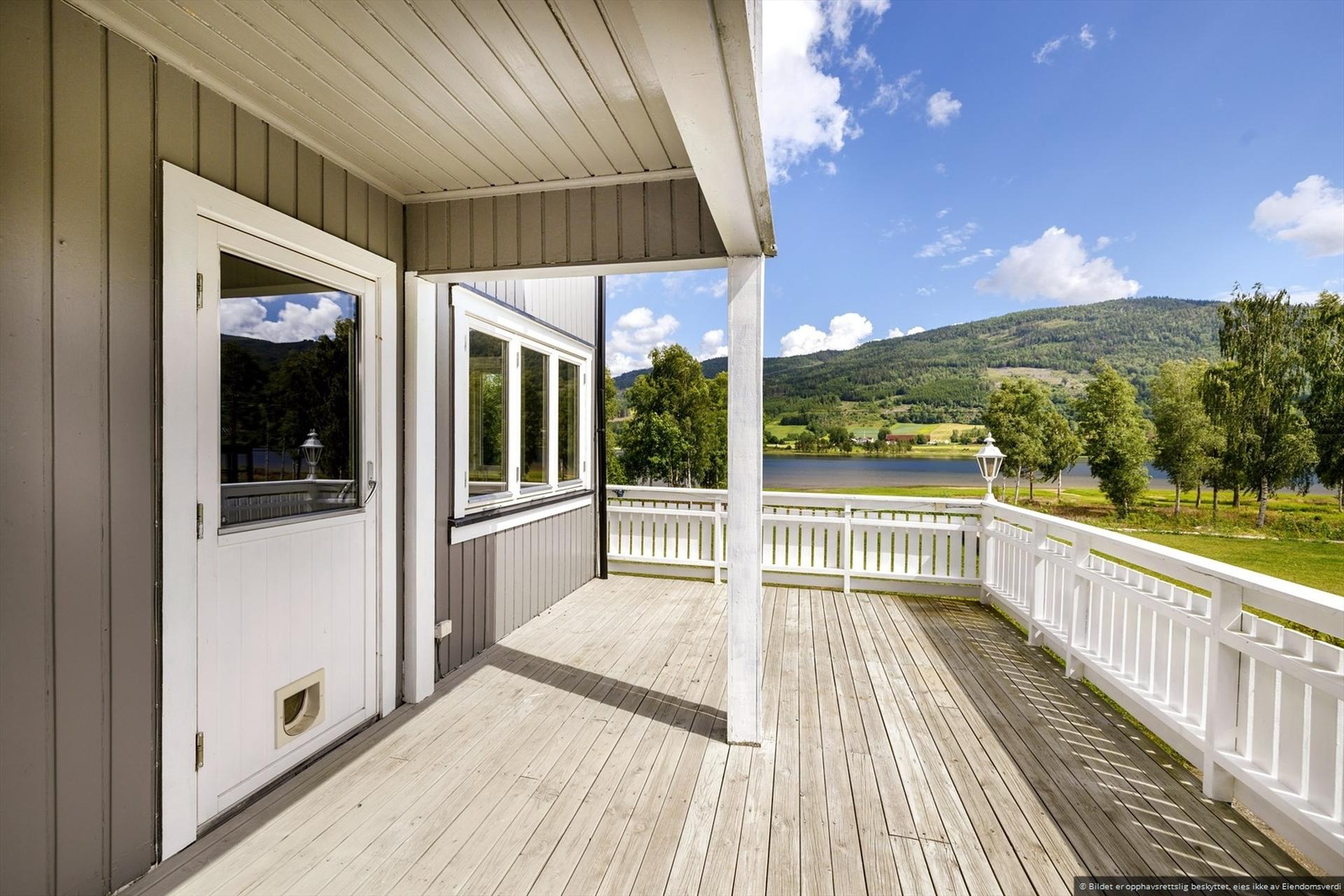 Boligen har en hyggelig terrasse med utgang fra stuen, og fin utsikt mot fjorden.. Bilde nummer 3 av 3