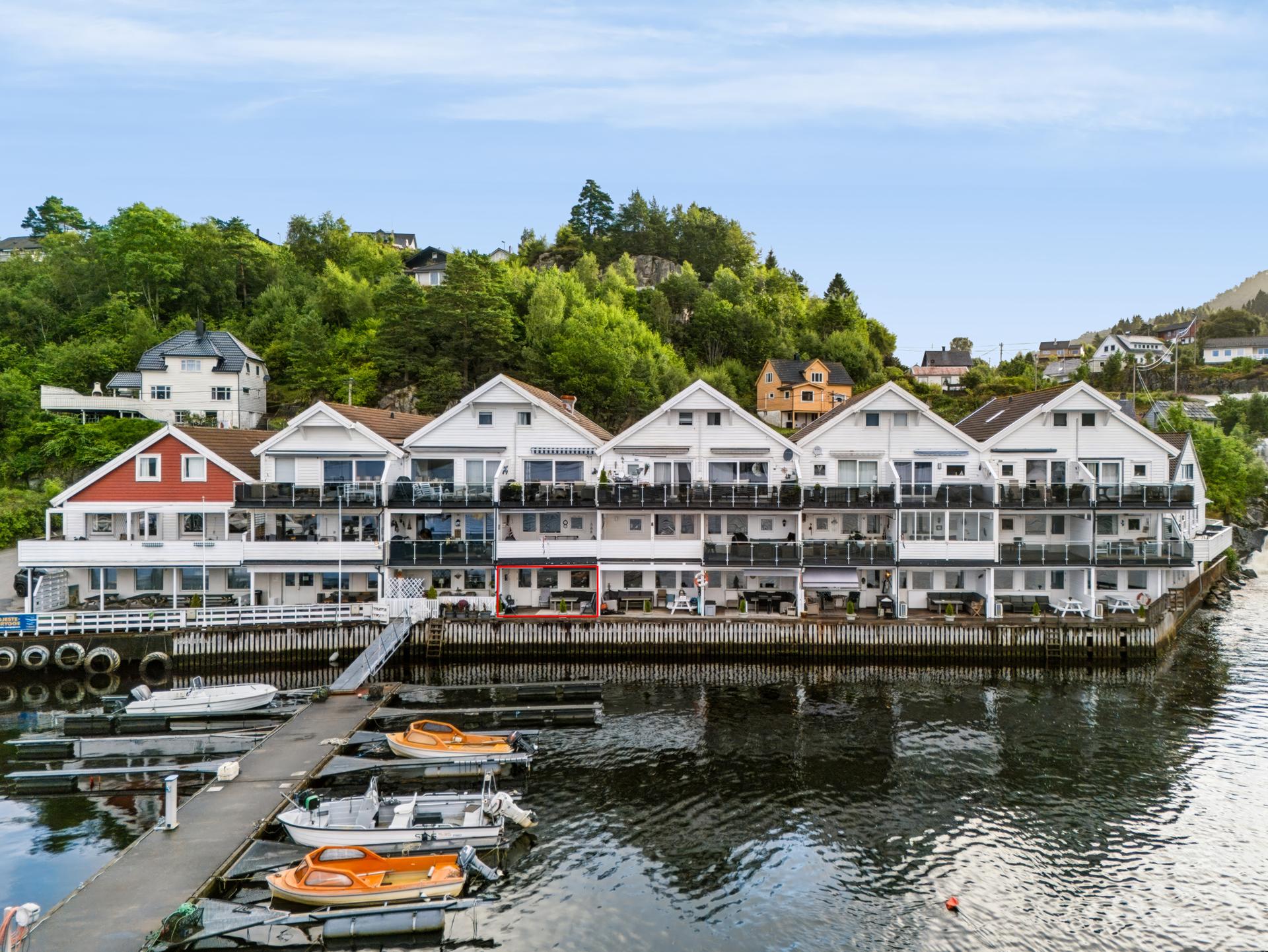 Sjønær fritidsleilighet i første etasje med direkte adkomst til brygge og fellesarealer.. Bilde nummer 2 av 3