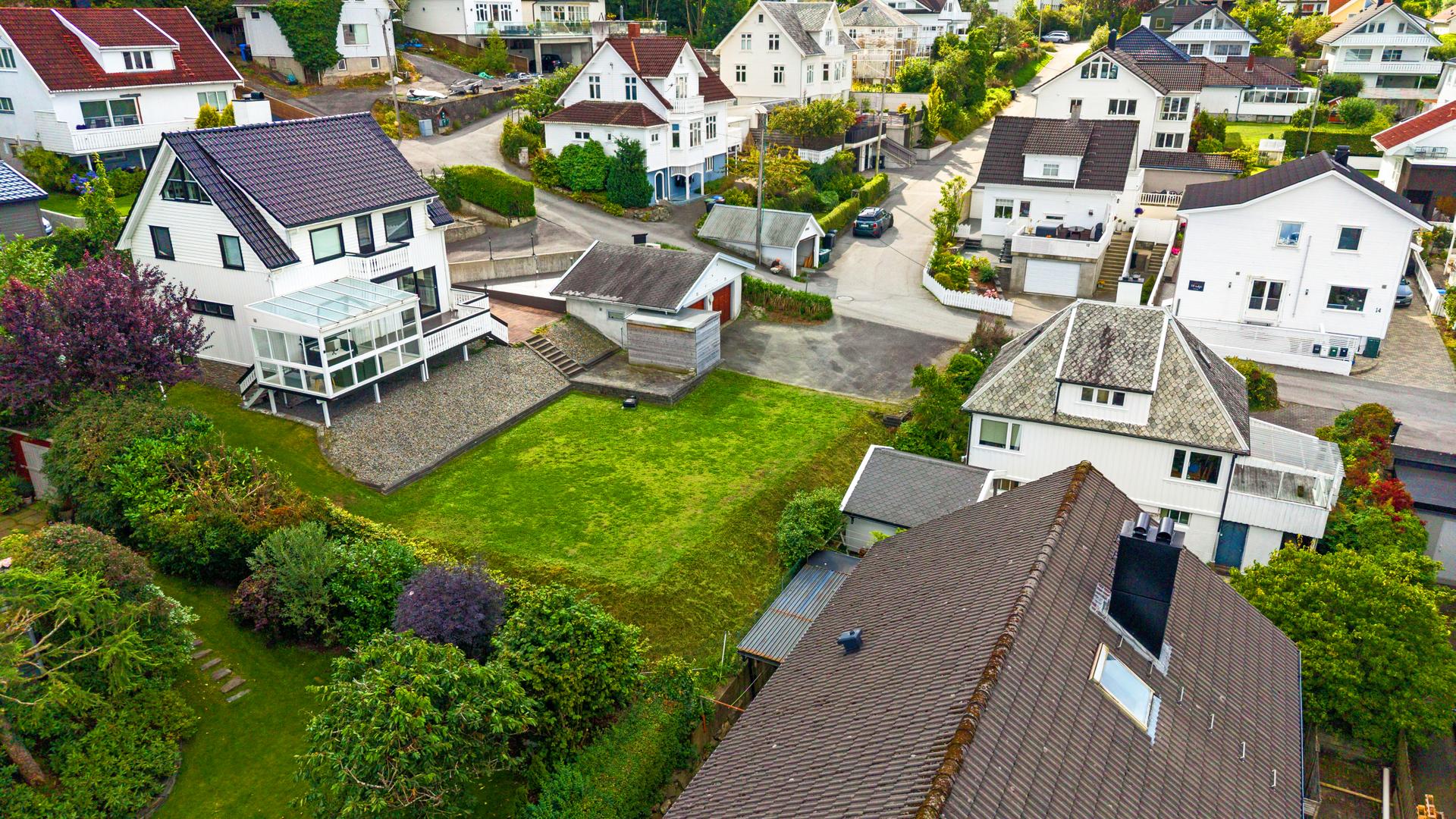 Tomten ligger i et veletablert boligområde med hovedvekt av eneboliger. Kan bebygges med 40% BYA, konf. megler.. Bilde nummer 3 av 3