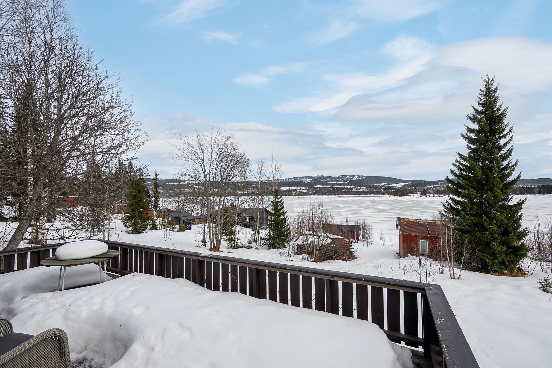 Fra verandaen på 19 m² har du en åpen utsikt over Nord-Mesna.. Bilde nummer 3 av 3
