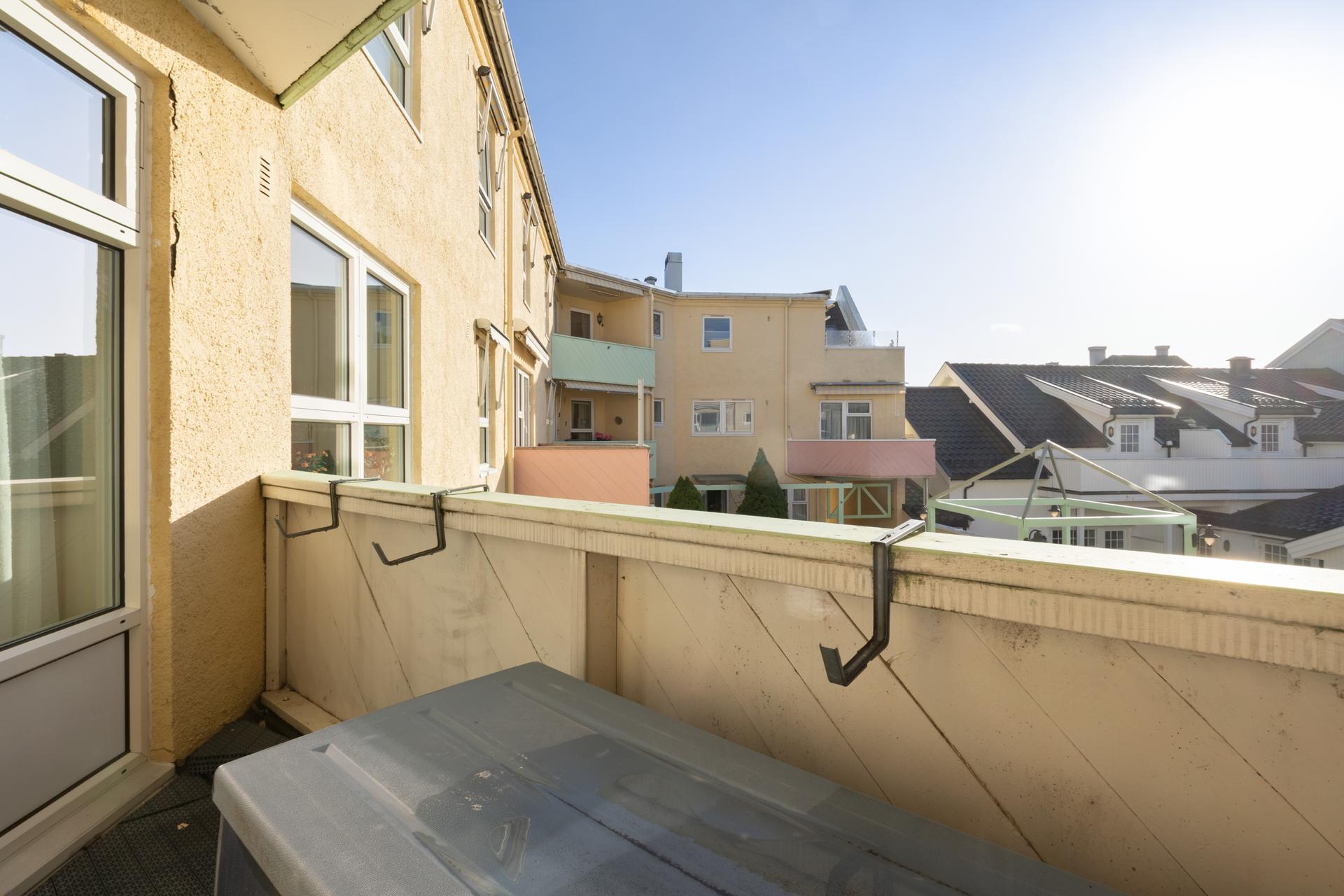 Både terrasse og balkongen er sydvendt - med andre ord ypperlig plasserte med tanke på solforhold! . Bilde nummer 3 av 3