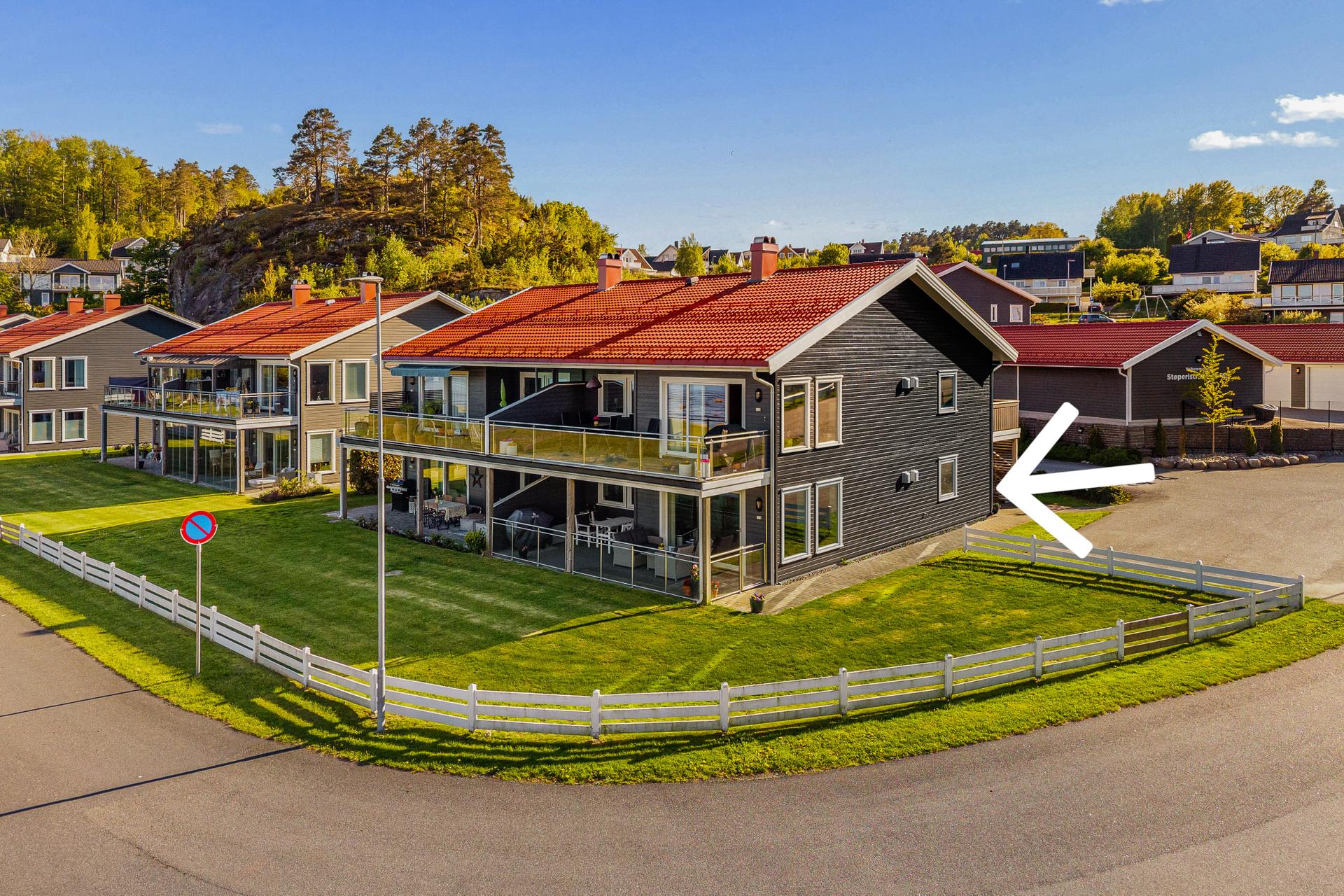 Meget praktisk beliggenhet på bakkeplan. Utgang til hage, like ved gjesteparkering, gode solforholde og kortest vei til garasje.. Bilde nummer 2 av 3