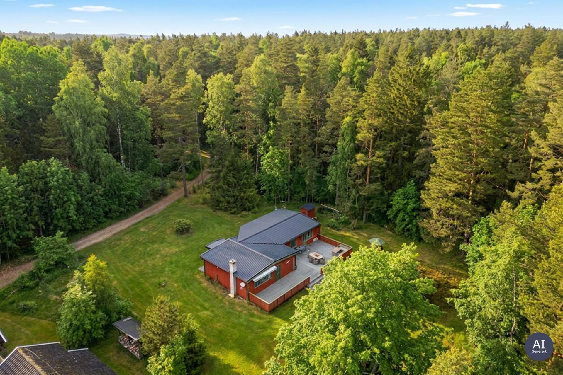 Eiendommen ligger i et skogkledd landskap, som en del av Ytre Hvaler nasjonalpark.. Bilde nummer 2 av 3
