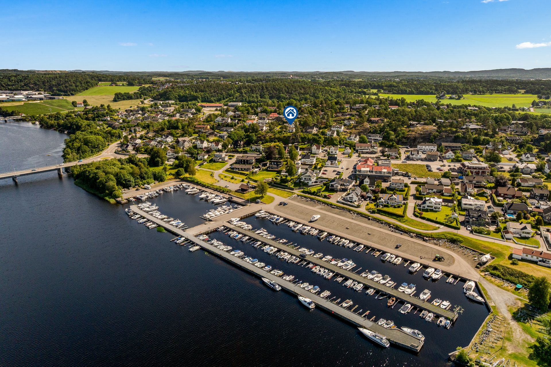 En utsiktseiendom med et betydelig potensial, beliggende i et etablert boligområde.. Bilde nummer 2 av 3