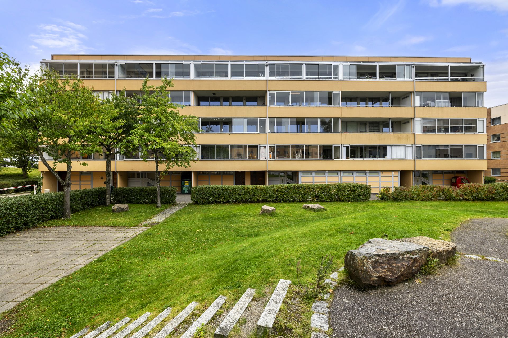 Eiendommen har en sentral og attraktiv beliggenhet på Trosterud.. Bilde nummer 3 av 3