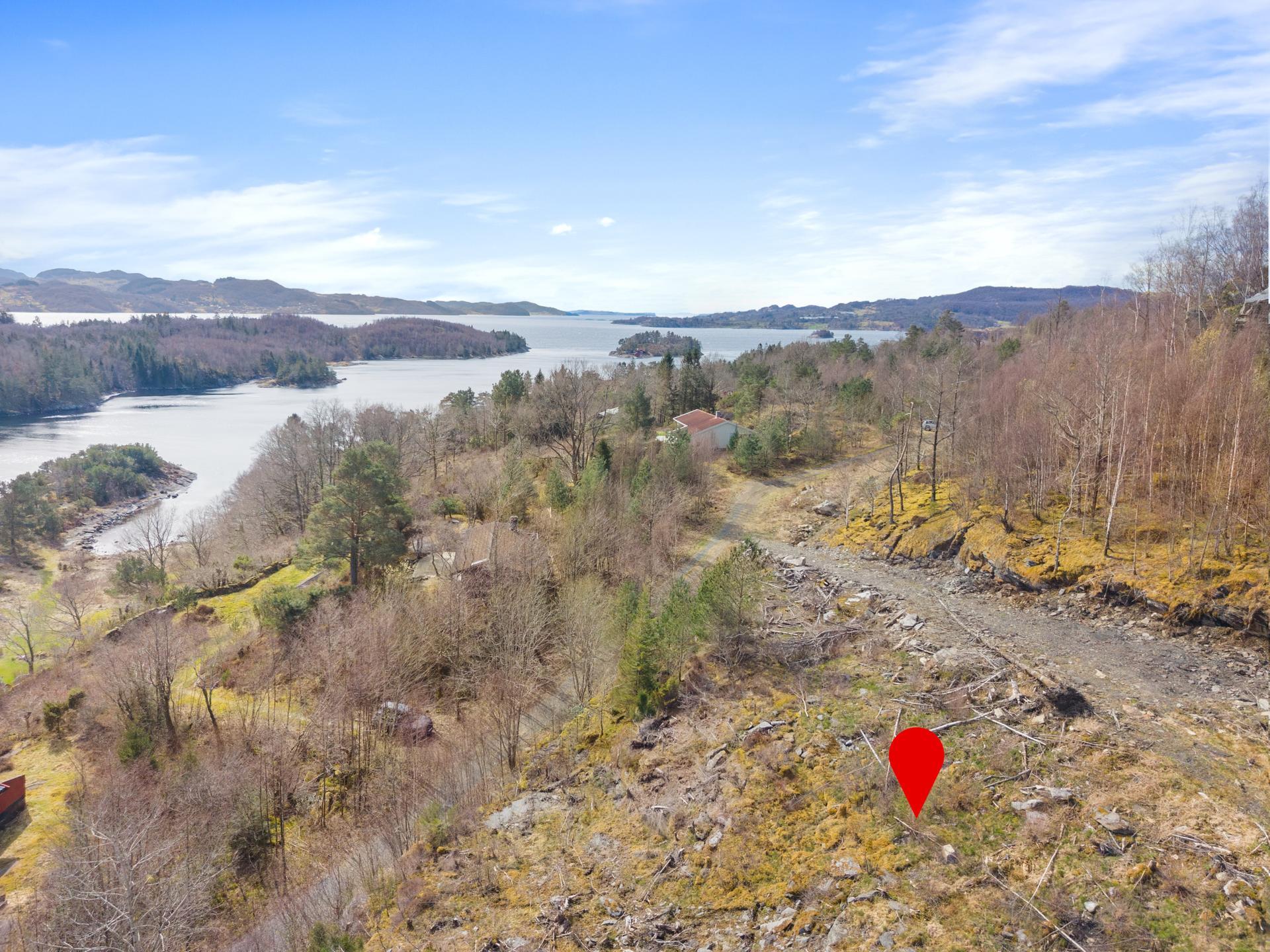 Vann/avløp/strøm i nærheten av tomten. Vederlagsfri tilkobling til vann/avløp (oppr. kr 500.000,- på Byre). Tikoblingsavgift vann til Stavanger kommune og tilkoblingsavgift strømleverandør må betales.. Bilde nummer 2 av 3