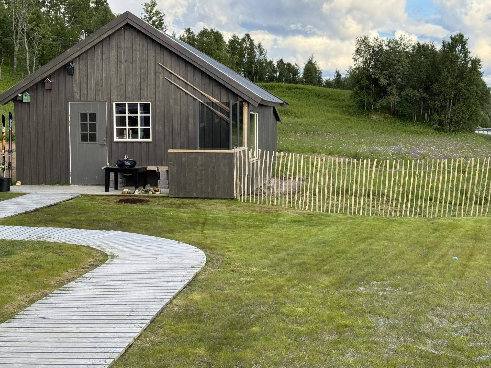 Eiendommen består av hovedhus, eldre låve, uthus og et lite anneks. Bilde nummer 2 av 3