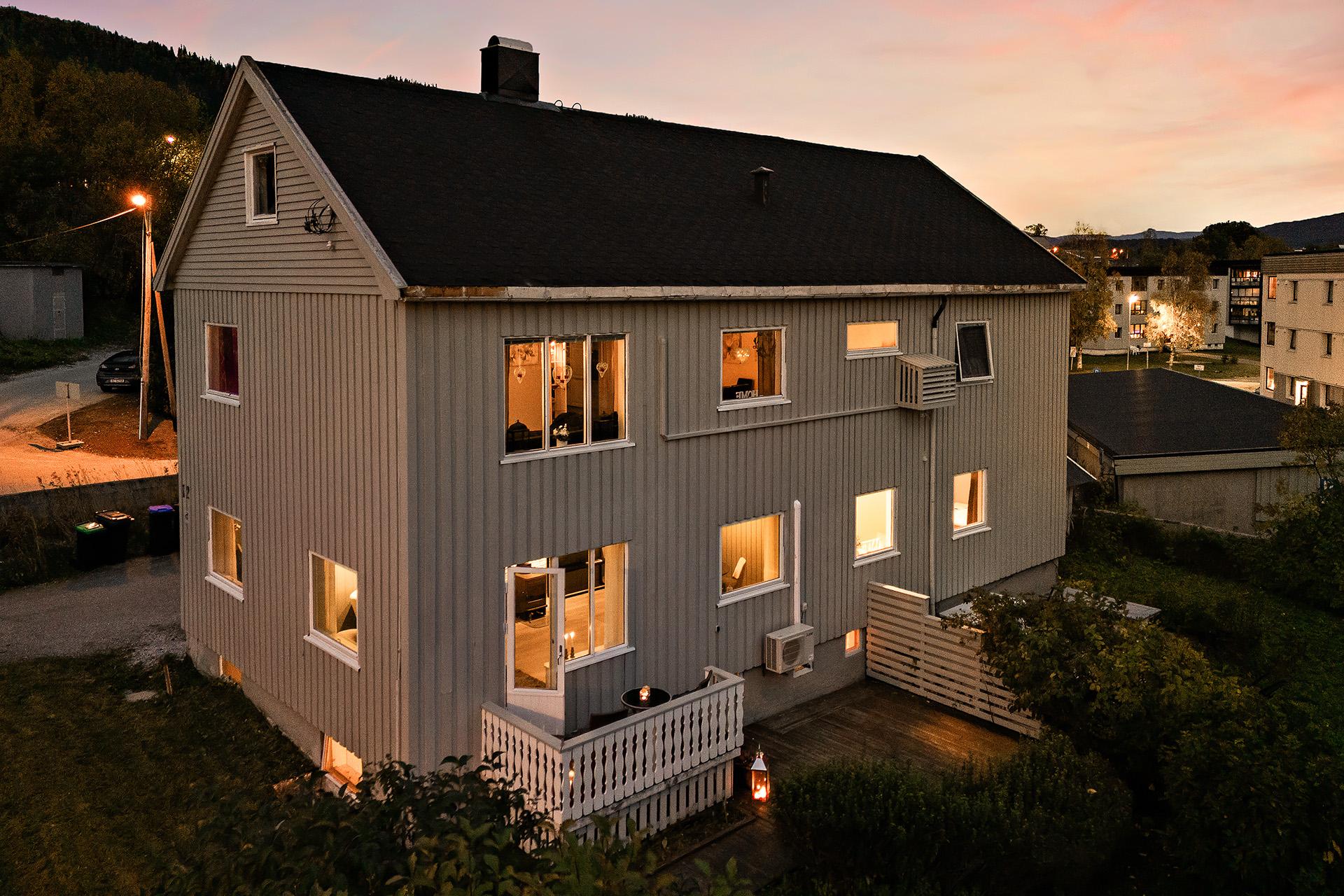 Romslig selveierleilighet i 2. etasje og loft sentralt på Selfors| Hele 190 kvm BRA-i| 1/2 av dbl. garasje. Bør sees!. Bilde nummer 2 av 3