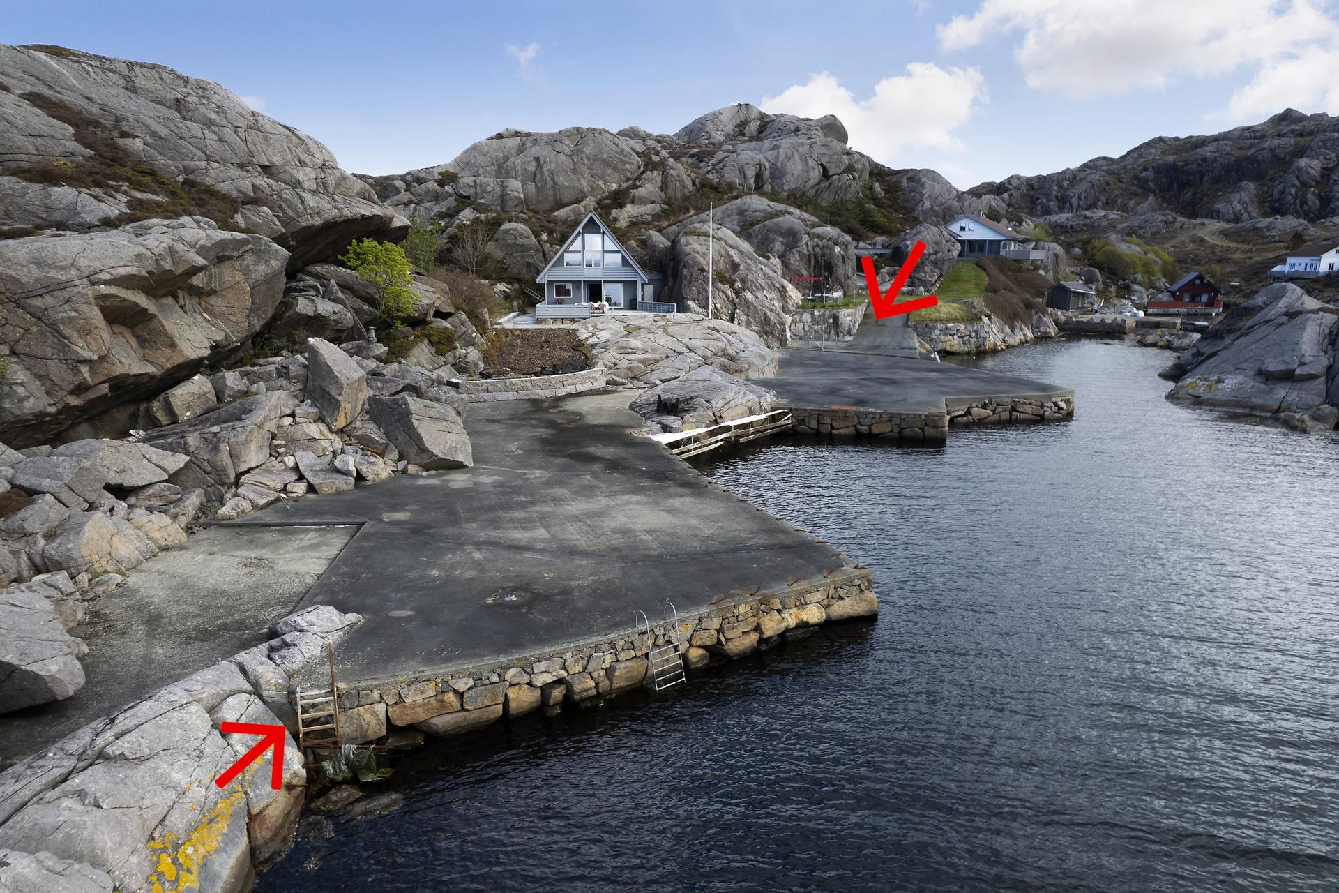 En flott frittliggende fritidseiendom med stor brygge, usjenert plassert i en lun vik i havgapet. Foto: Arne Ove Østebrøt. Bilde nummer 1 av 3