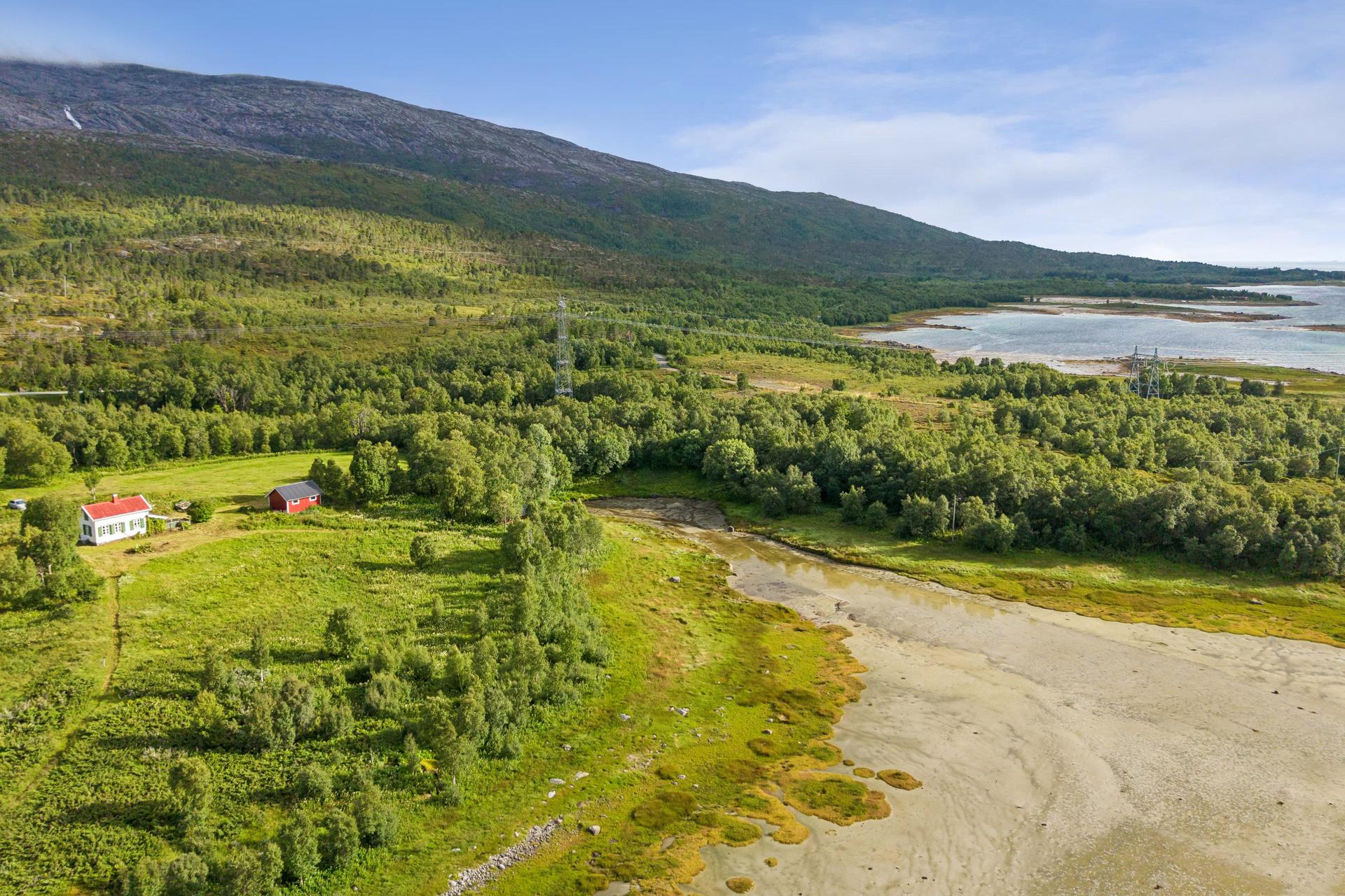 Eiendommen har en usjenert beliggenhet med strandlinje.. Bilde nummer 2 av 3