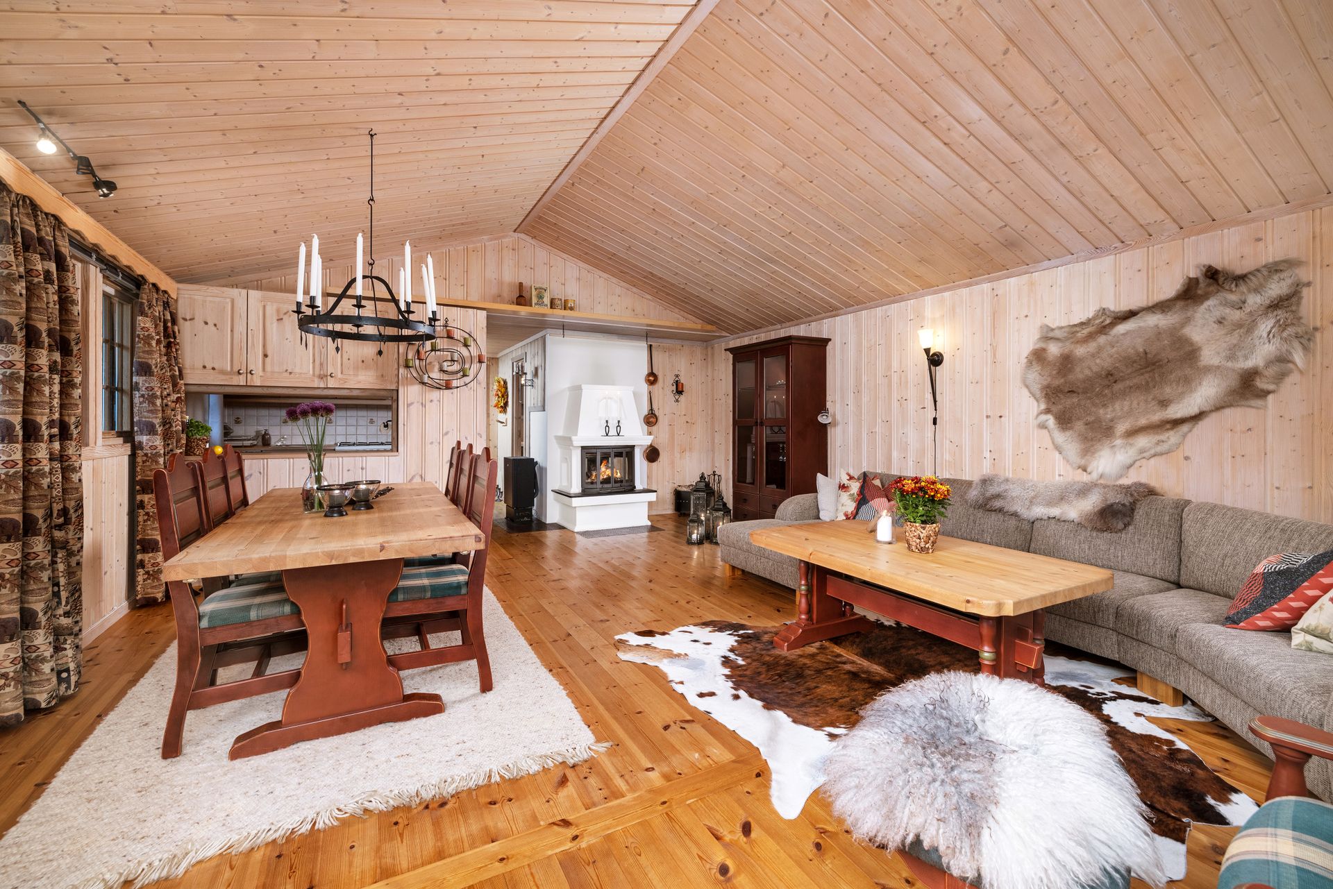 Romslig stue med god plass til både spisegruppe og sofakrok.. Bilde nummer 1 av 3