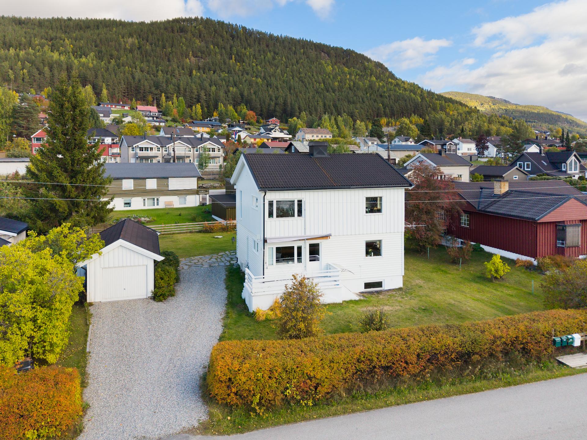 Horisontaldelt tomannsbolig over to plan og kjeller. I tillegg frittstående garasje.. Bilde nummer 2 av 3