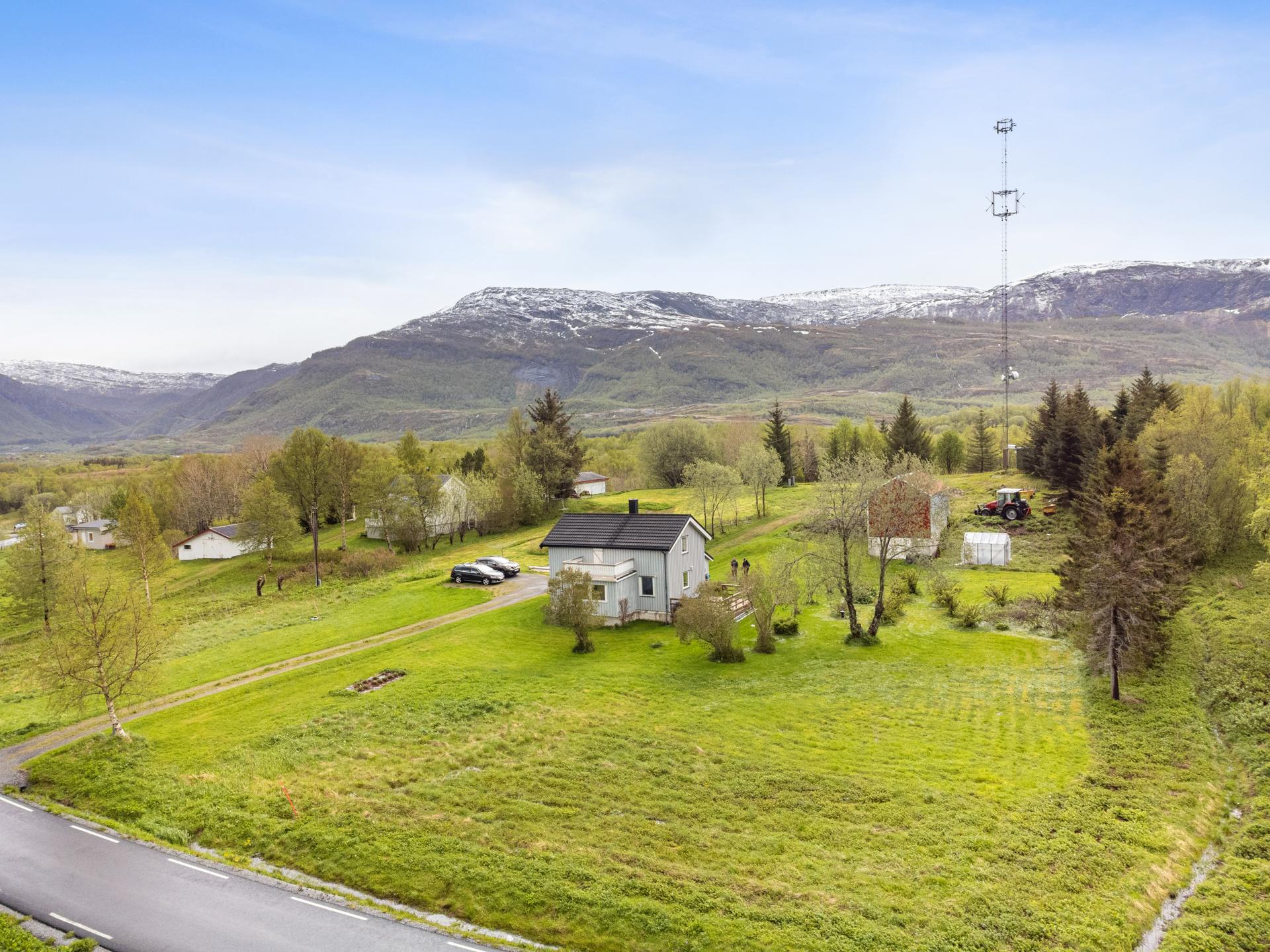 Meget gode lys og solforhold på eiendommen. Bilde nummer 3 av 3