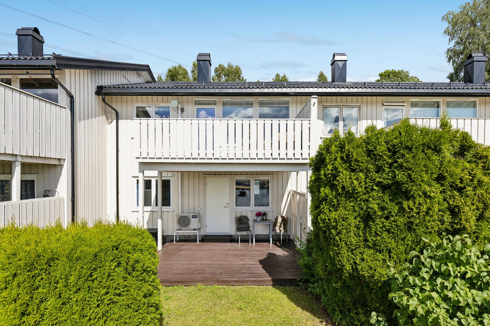 Rekkehus med barnevennlig og fin beliggenhet.. Bilde nummer 2 av 3