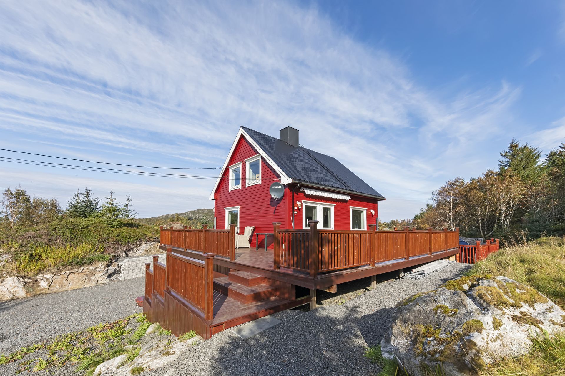 Stor terrasse på sørøst-sørvest side av boligen . Bilde nummer 3 av 3