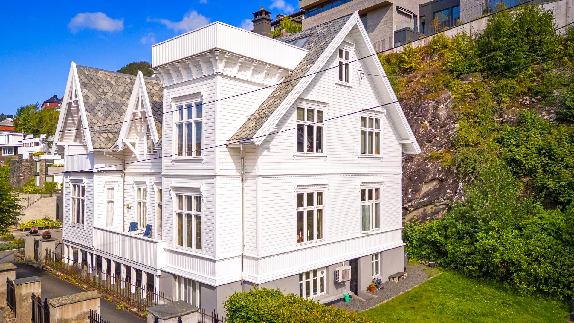 Velkommen til Bellevue 4. Ærverdig del av horisontal delt tomannsbolig i sveitservilla med stort potensial Foto: Didrik Høeg. Bilde nummer 1 av 3