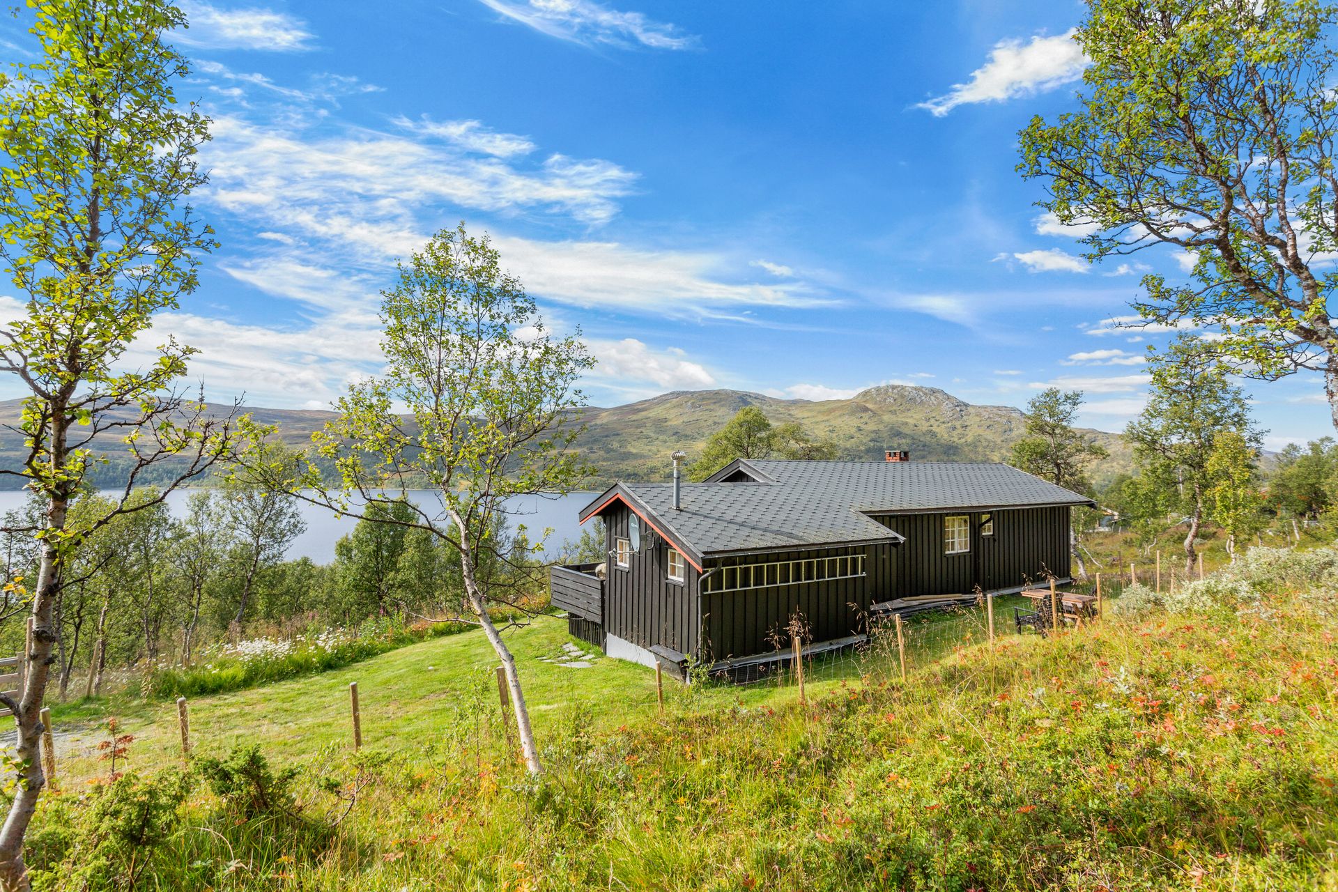 Eiendommen er omkranset av flott turterreng. . Bilde nummer 3 av 3
