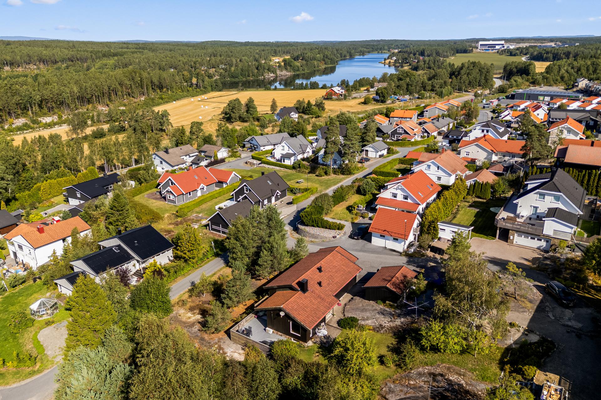 Tomten er på over ett mål og kombinerer naturtomt med hage.. Bilde nummer 2 av 3