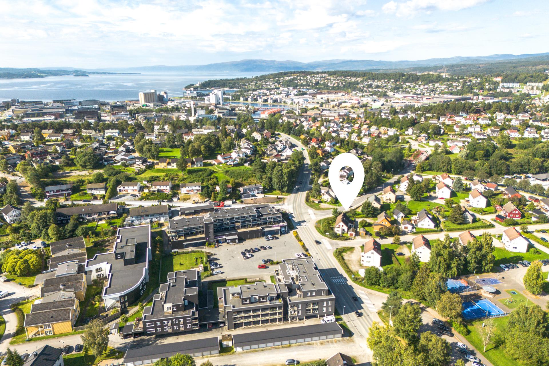 Tomten måler 353 kvm og er opparbeidet med busker og plen. . Bilde nummer 3 av 3